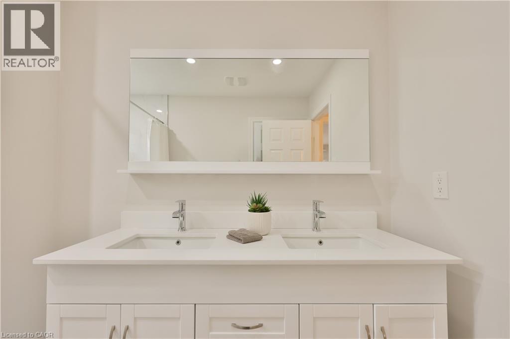 431 Naomi Crescent, Mississauga, ON - Indoor Photo Showing Bathroom