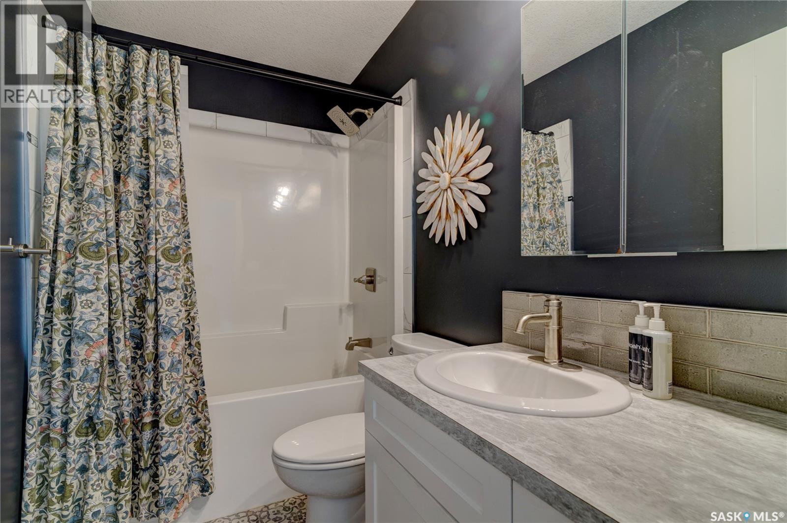 6224 8Th Avenue, Regina, SK - Indoor Photo Showing Bathroom