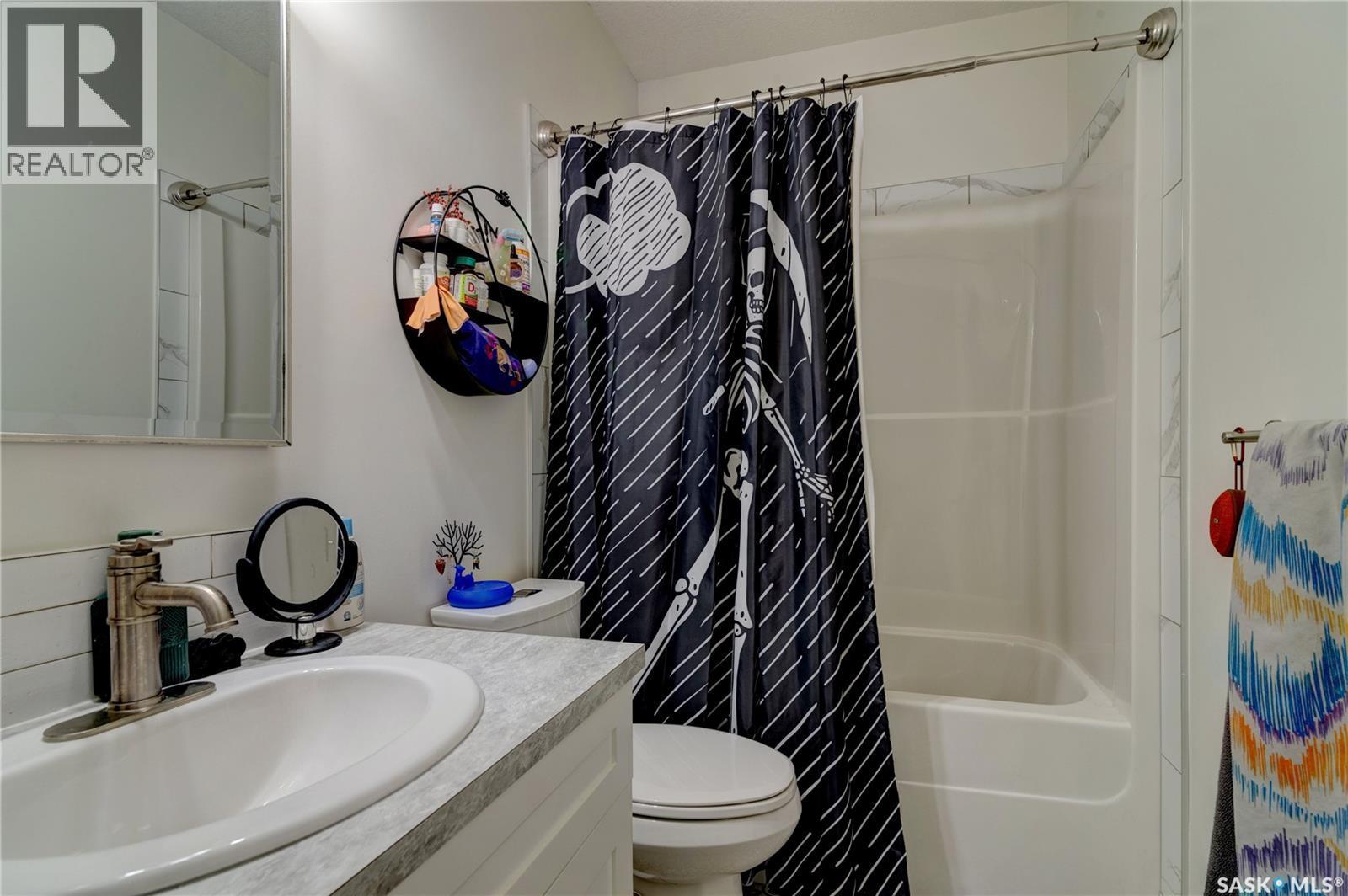 6224 8Th Avenue, Regina, SK - Indoor Photo Showing Bathroom