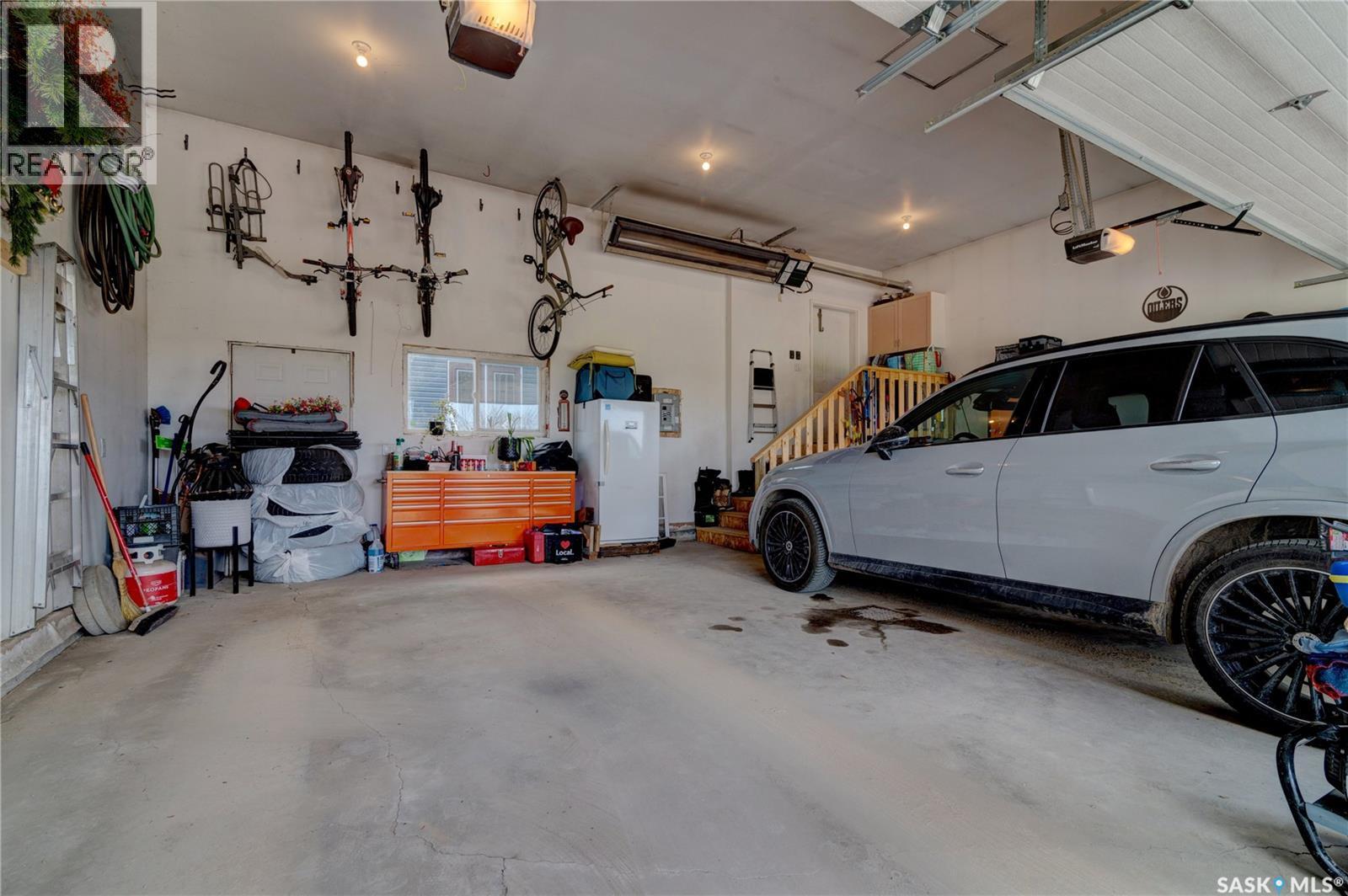 6224 8Th Avenue, Regina, SK - Indoor Photo Showing Garage