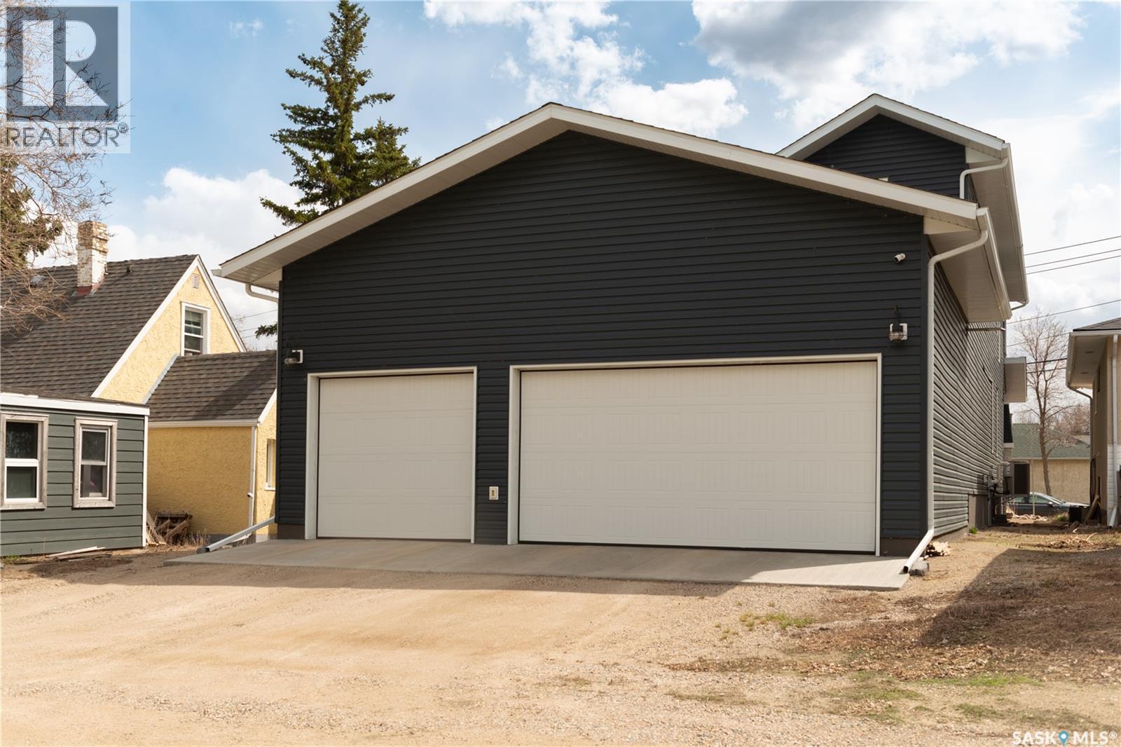 6224 8Th Avenue, Regina, SK - Outdoor With Exterior