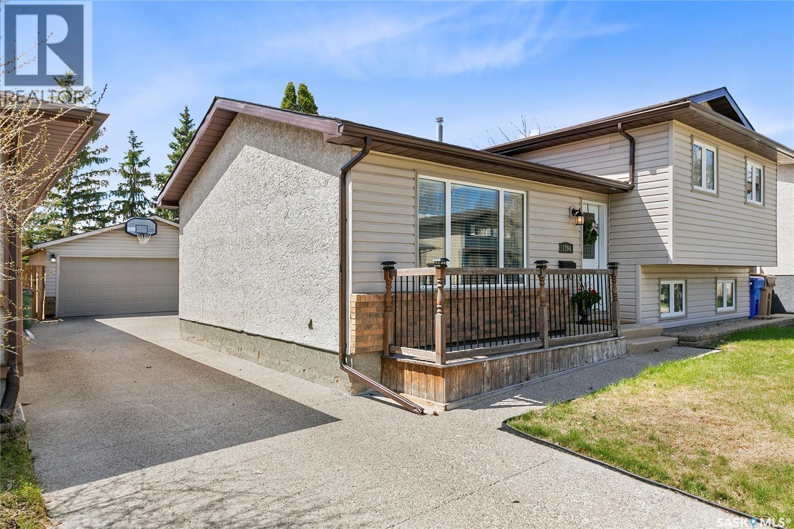 1206 Flexman Crescent N, Regina, SK - Outdoor With Deck Patio Veranda
