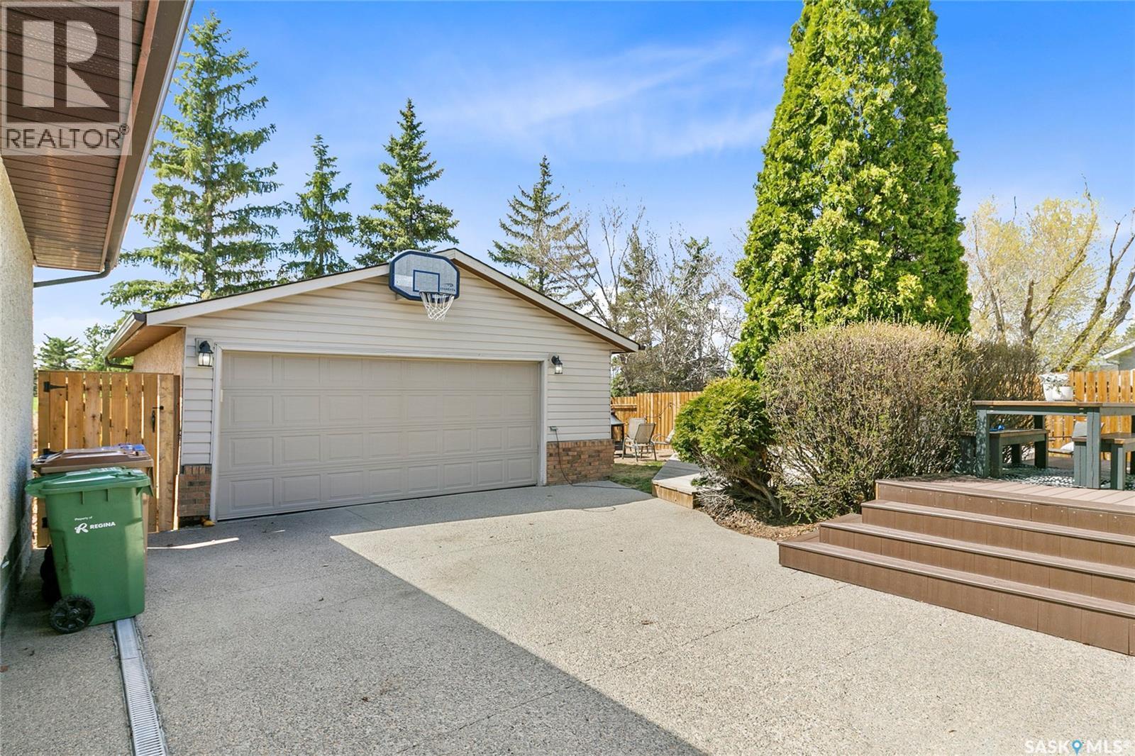 1206 Flexman Crescent N, Regina, SK - Outdoor With Exterior