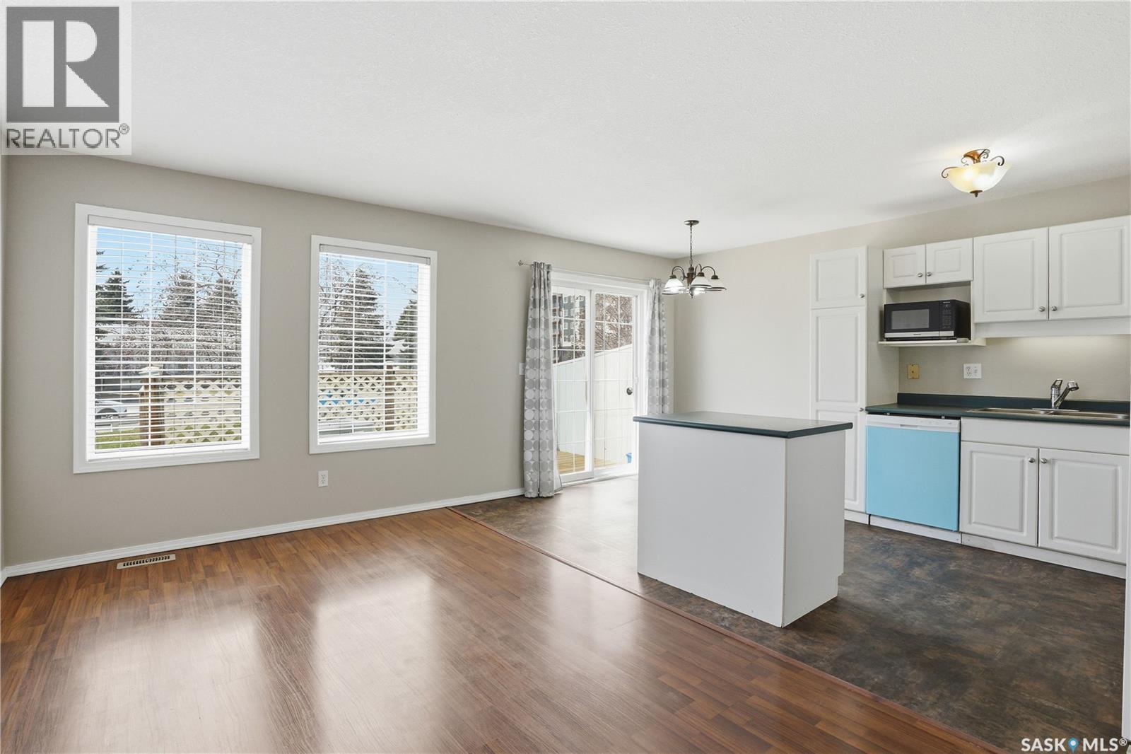 35 110 Keevil Crescent, Saskatoon, SK - Indoor Photo Showing Kitchen With Double Sink