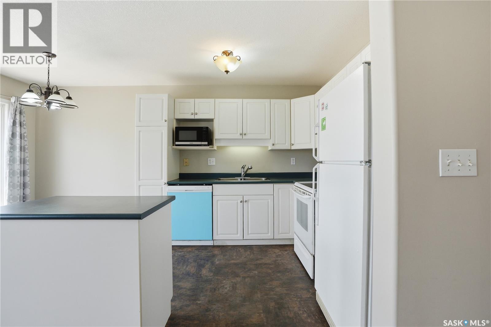 35 110 Keevil Crescent, Saskatoon, SK - Indoor Photo Showing Kitchen With Double Sink