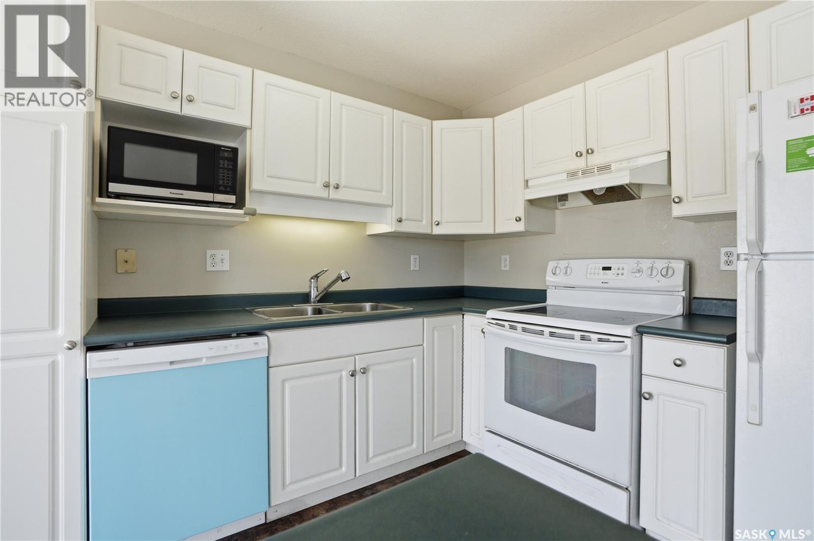 35 110 Keevil Crescent, Saskatoon, SK - Indoor Photo Showing Kitchen With Double Sink