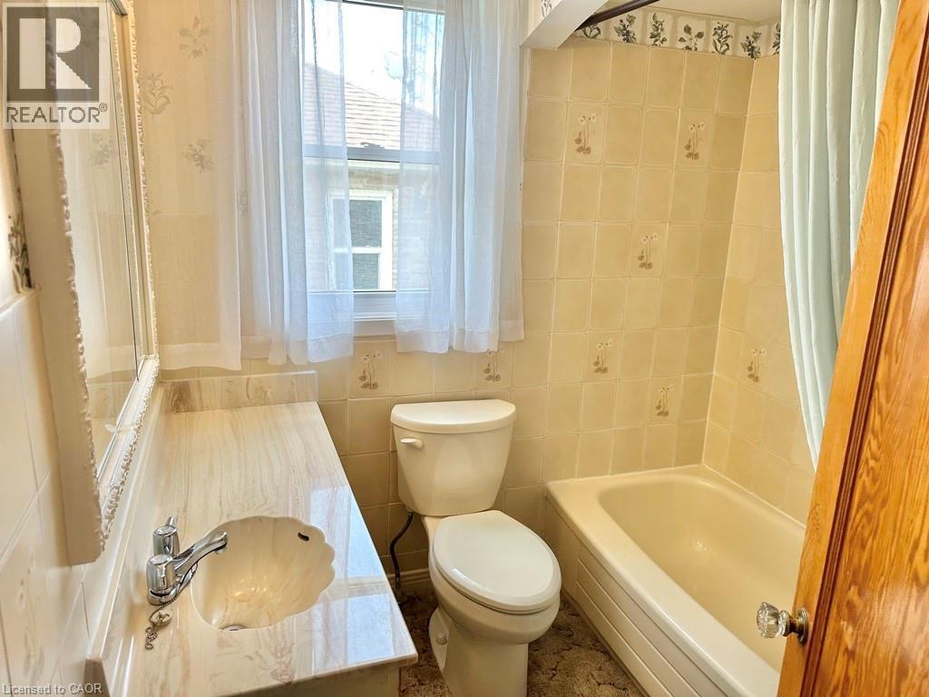 165 Highway 6, Simcoe, ON - Indoor Photo Showing Bathroom