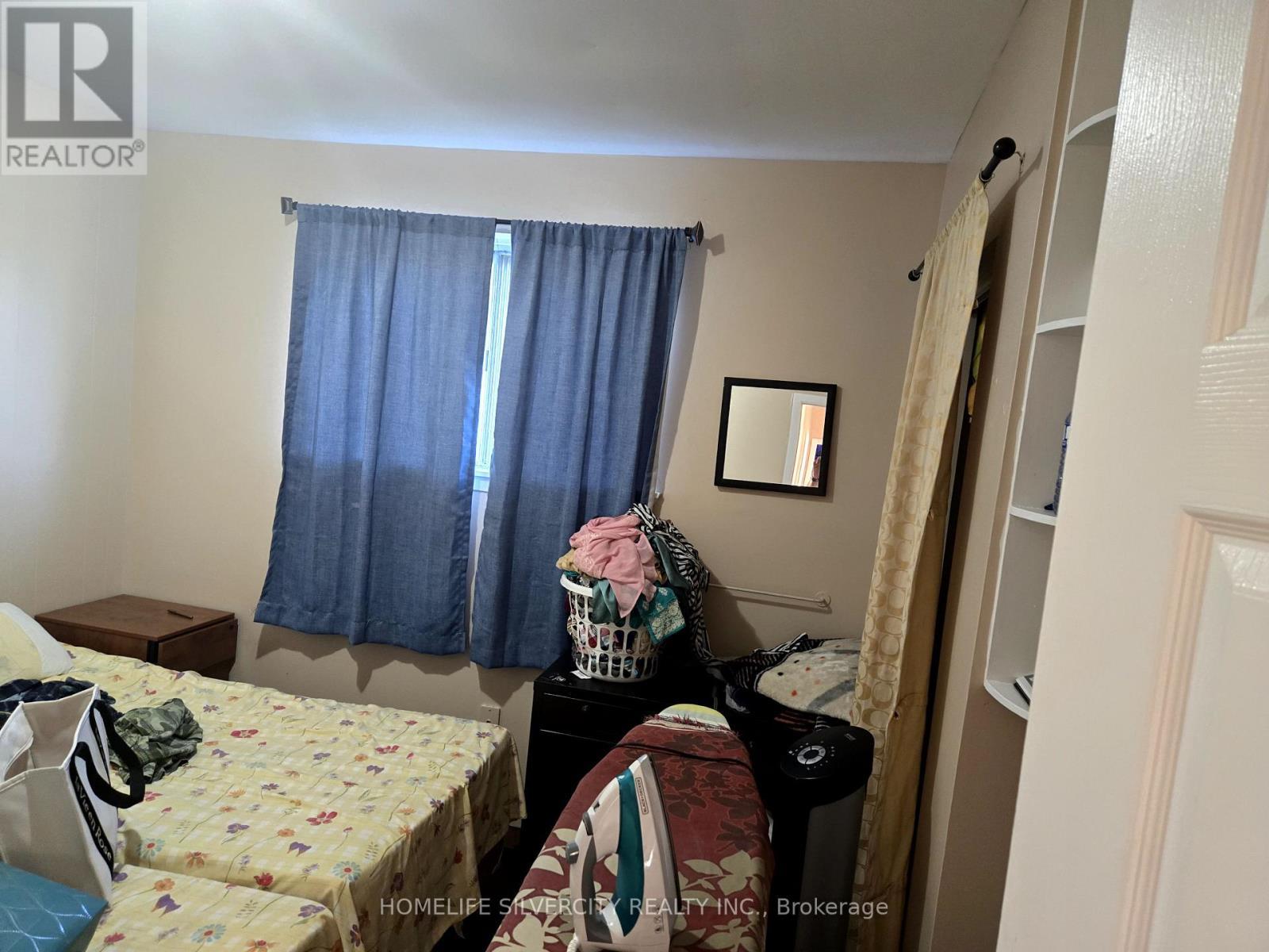7585 Wrenwood Crescent, Mississauga, ON - Indoor Photo Showing Bedroom