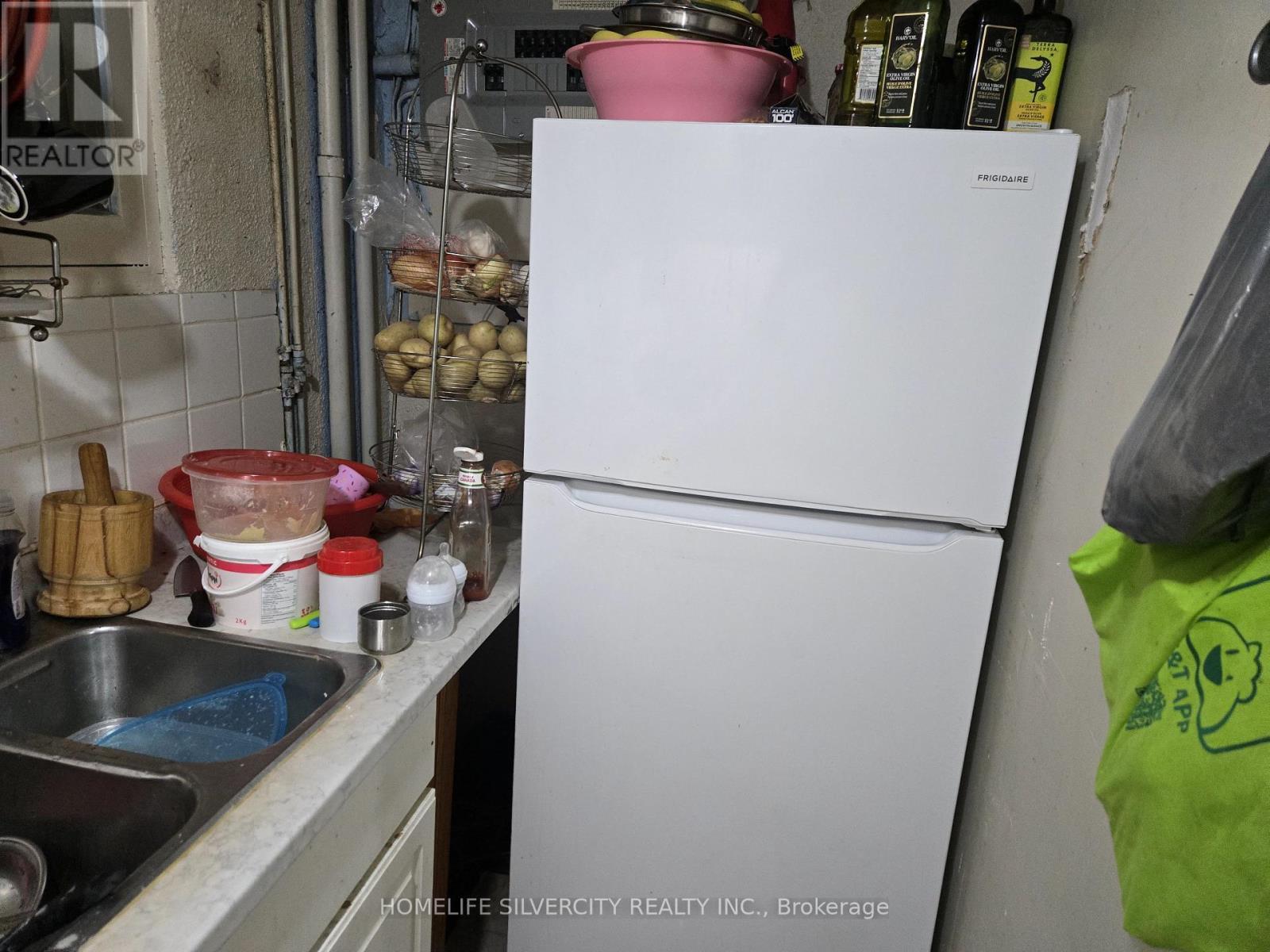 7585 Wrenwood Crescent, Mississauga, ON - Indoor Photo Showing Kitchen