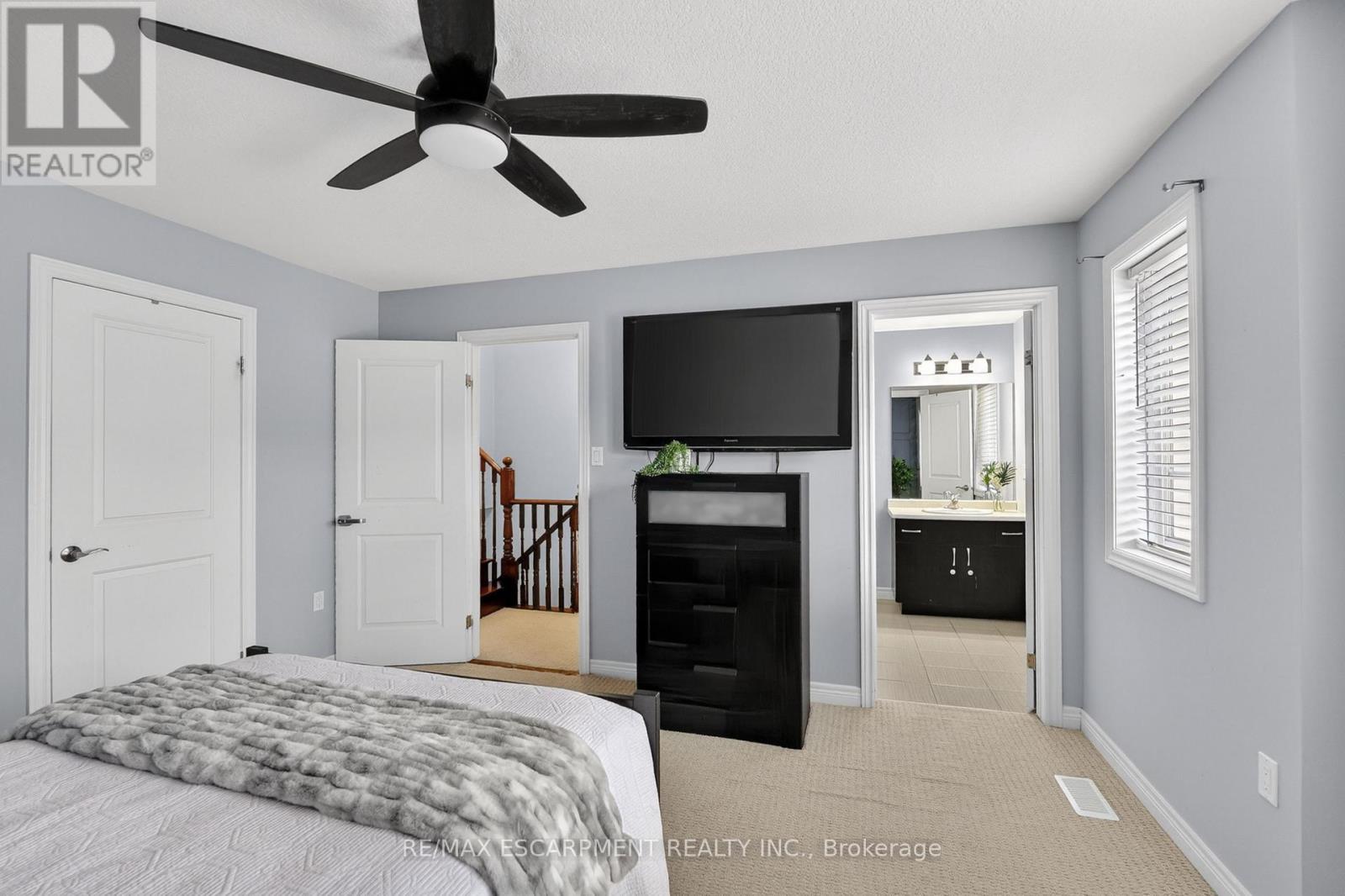 11 - 8 Lakelawn Road, Grimsby, ON - Indoor Photo Showing Bedroom