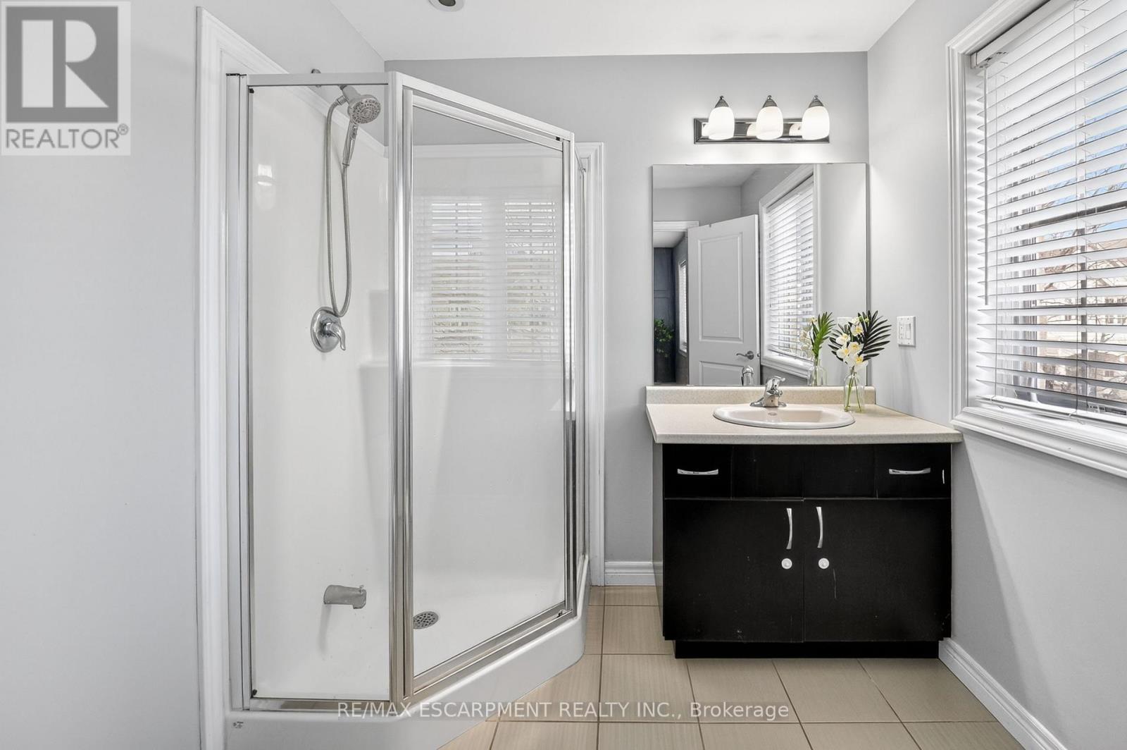 11 - 8 Lakelawn Road, Grimsby, ON - Indoor Photo Showing Bathroom
