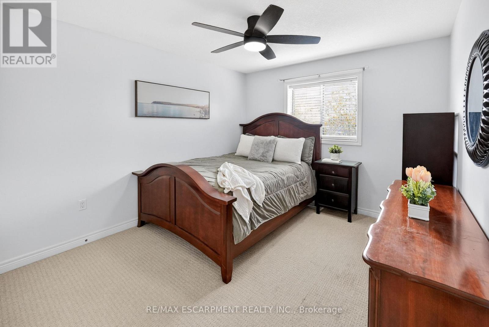 11 - 8 Lakelawn Road, Grimsby, ON - Indoor Photo Showing Bedroom