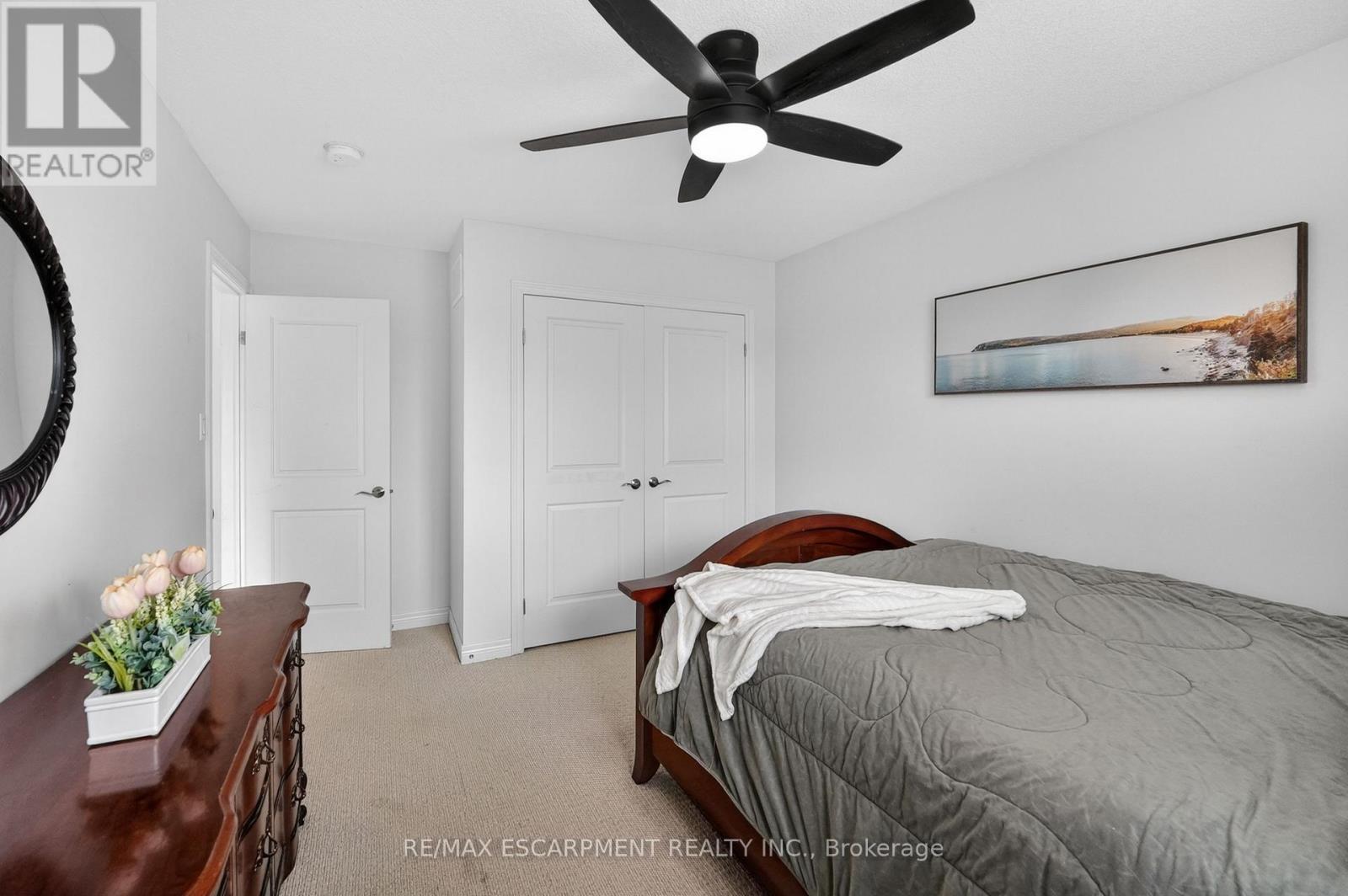 11 - 8 Lakelawn Road, Grimsby, ON - Indoor Photo Showing Bedroom