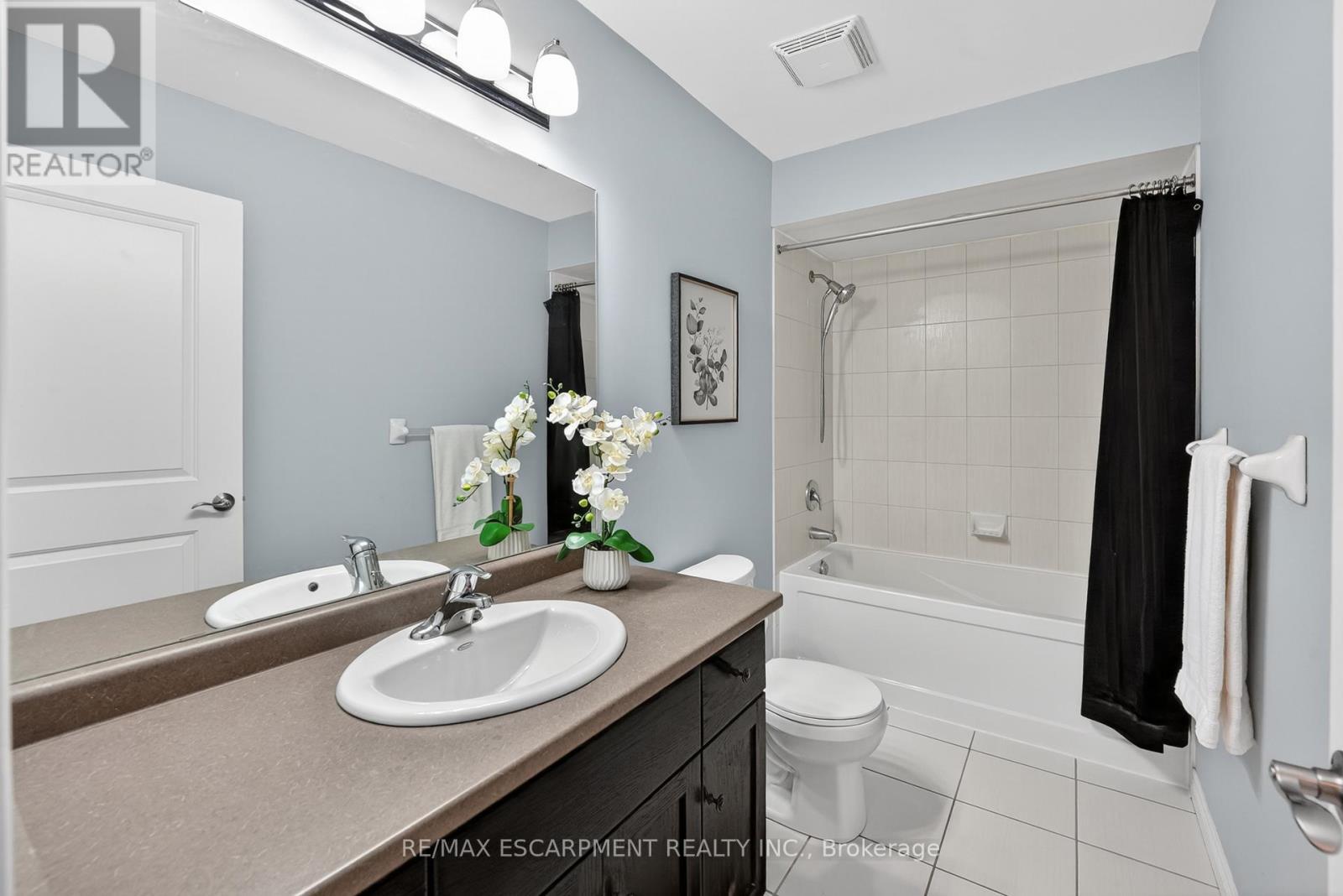 11 - 8 Lakelawn Road, Grimsby, ON - Indoor Photo Showing Bathroom
