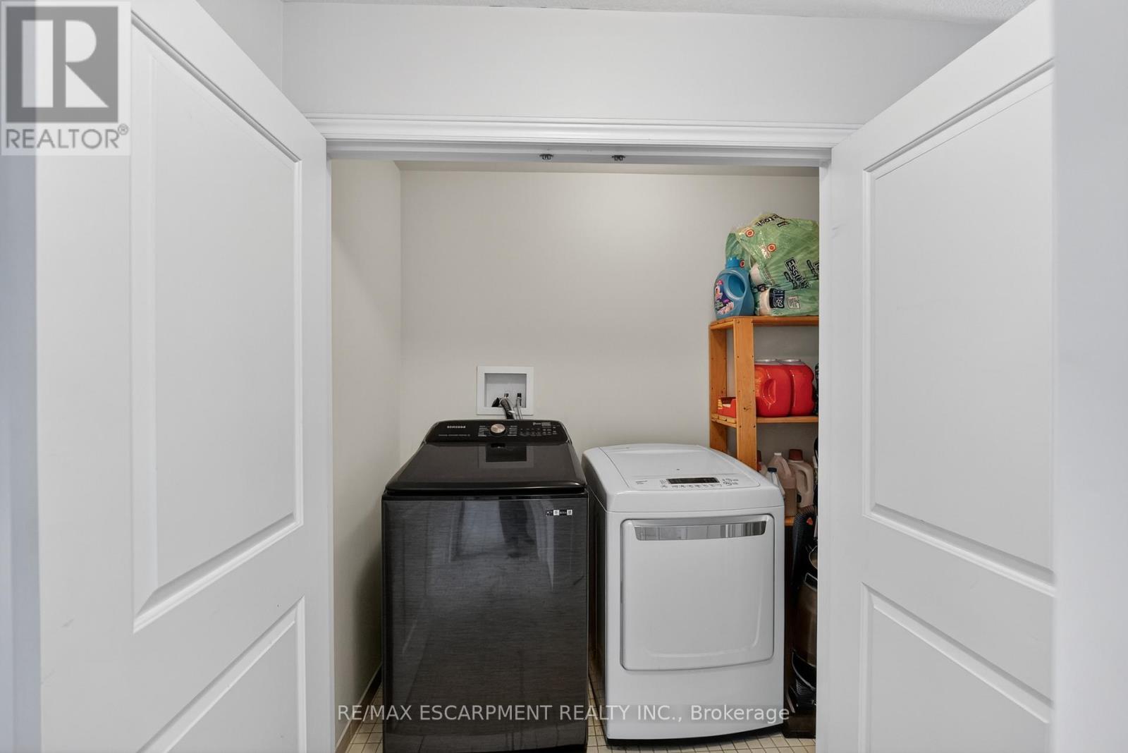 11 - 8 Lakelawn Road, Grimsby, ON - Indoor Photo Showing Laundry Room