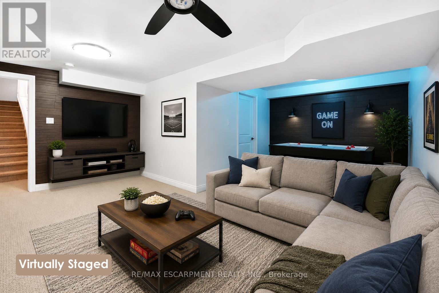 11 - 8 Lakelawn Road, Grimsby, ON - Indoor Photo Showing Living Room