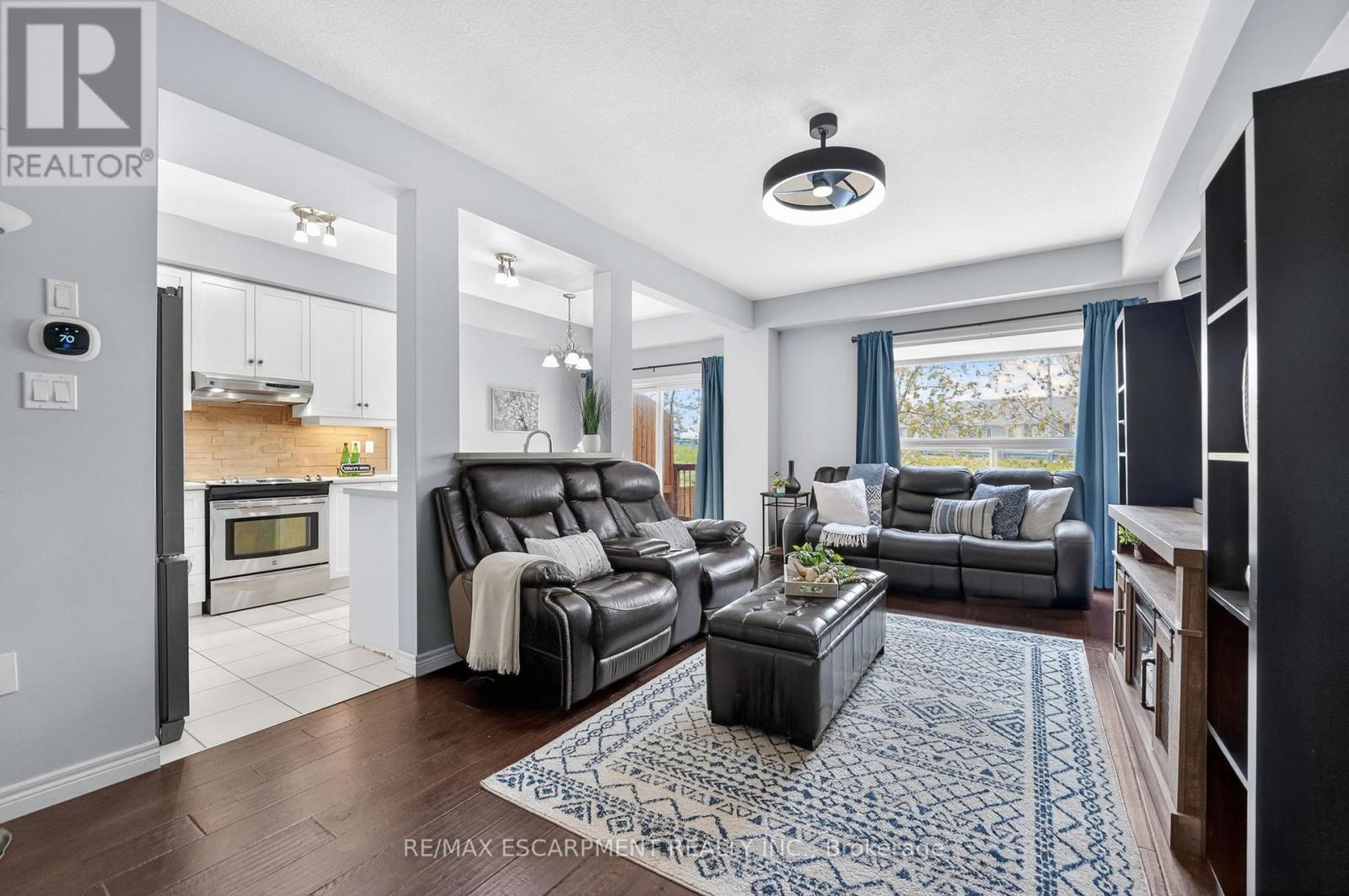11 - 8 Lakelawn Road, Grimsby, ON - Indoor Photo Showing Living Room