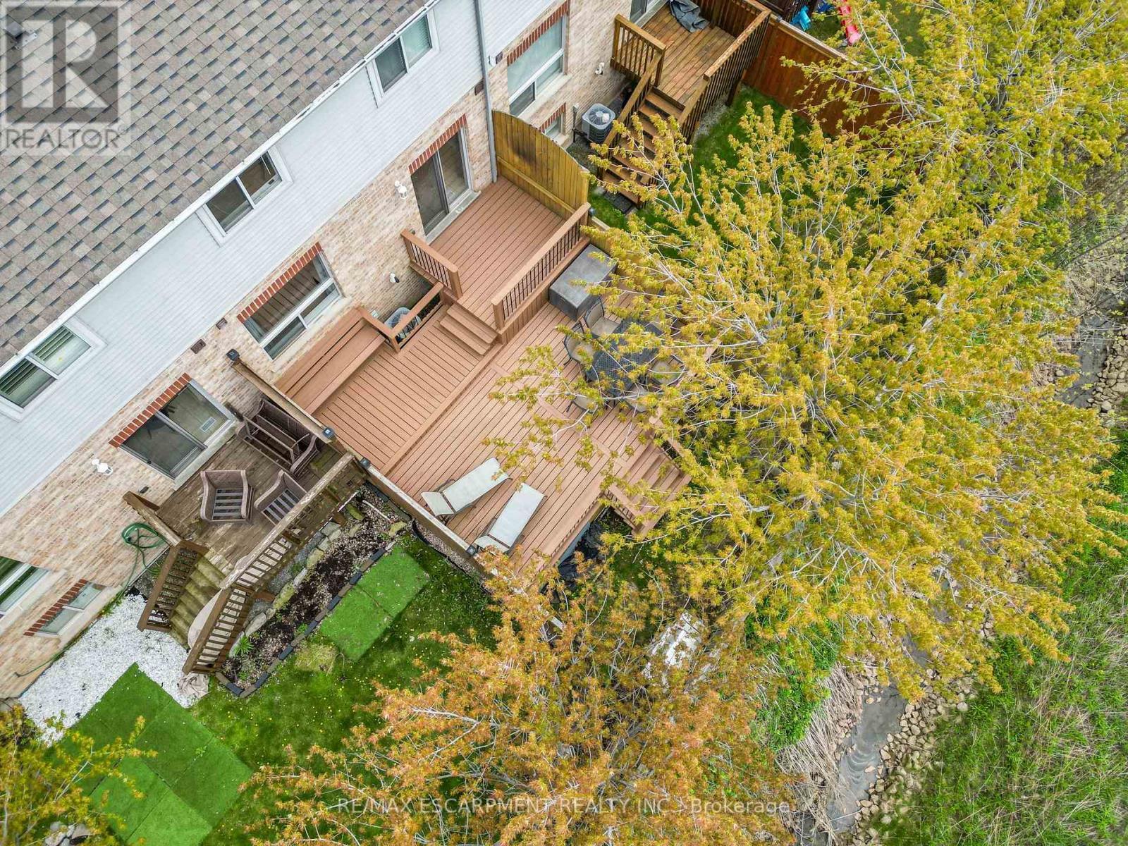 11 - 8 Lakelawn Road, Grimsby, ON - Outdoor