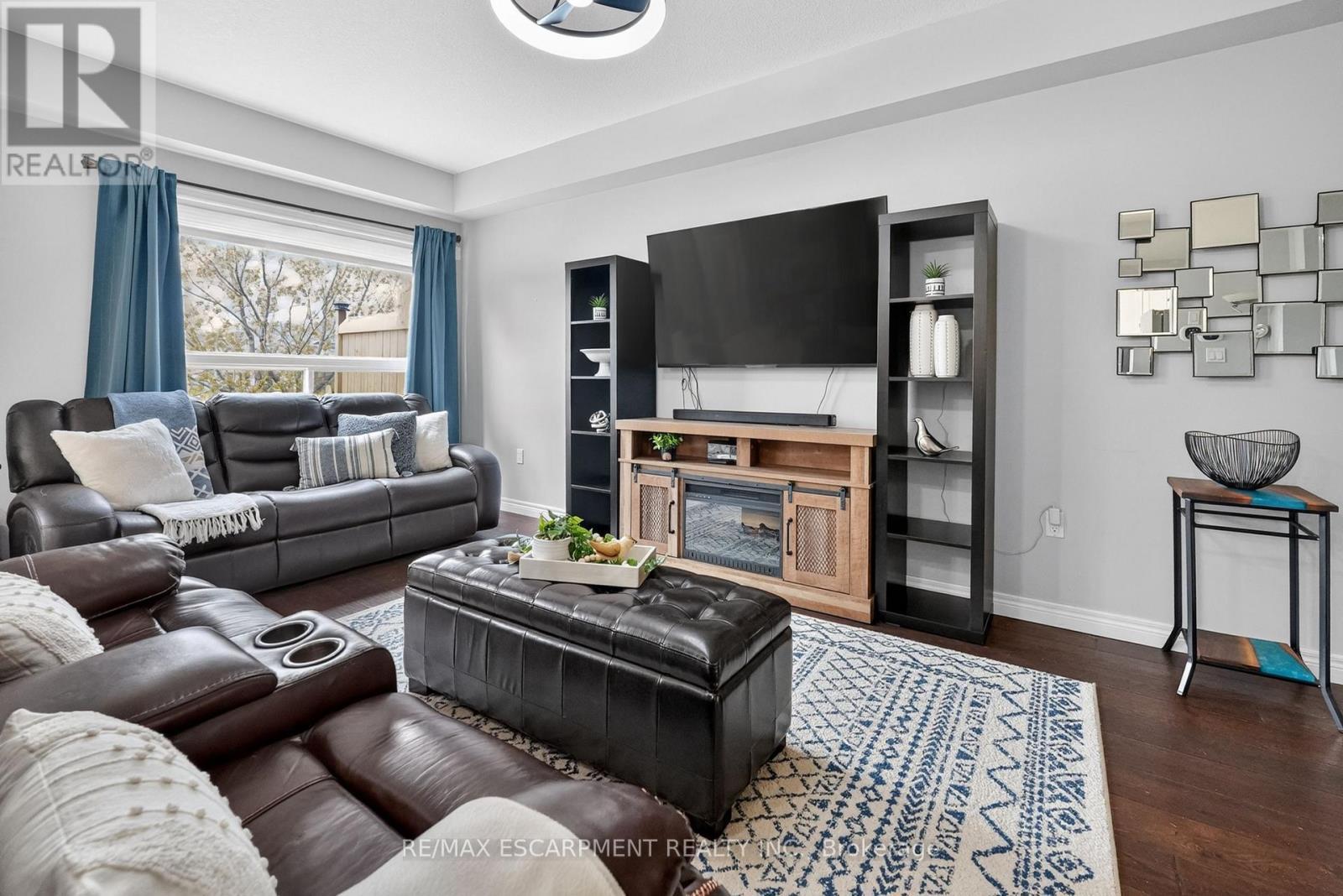 11 - 8 Lakelawn Road, Grimsby, ON - Indoor Photo Showing Living Room