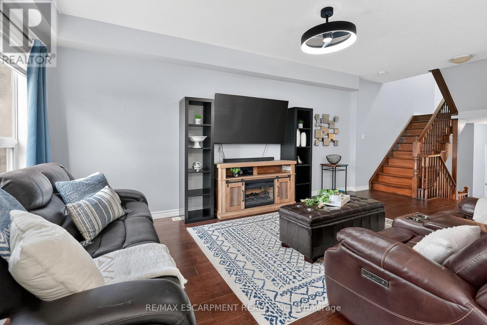 11 - 8 Lakelawn Road, Grimsby, ON - Indoor Photo Showing Living Room With Fireplace