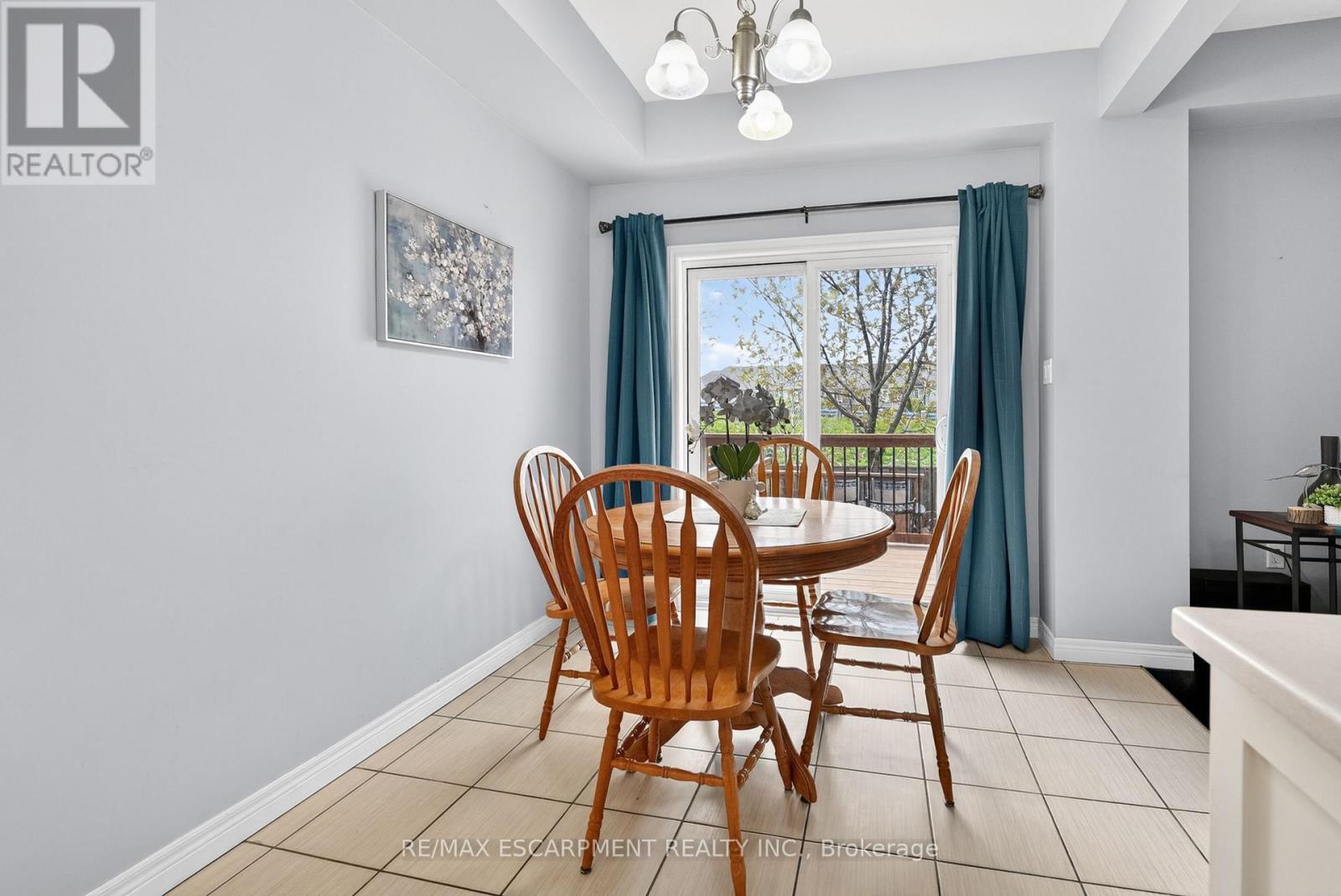 11 - 8 Lakelawn Road, Grimsby, ON - Indoor Photo Showing Dining Room