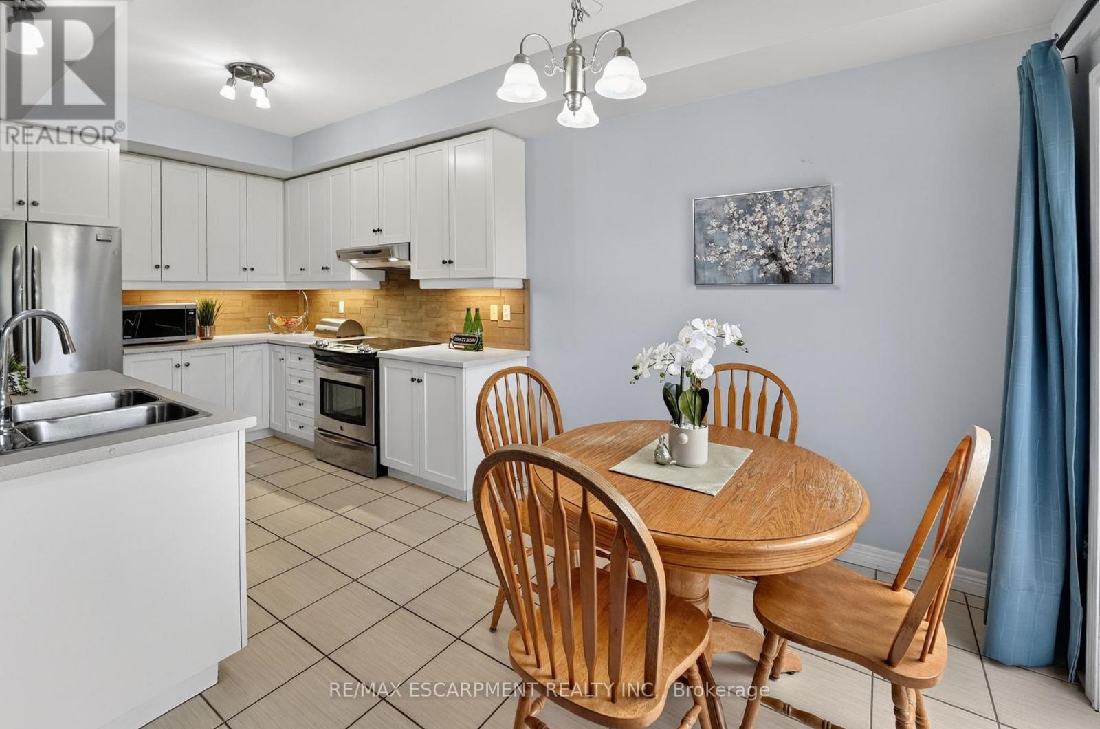 11 - 8 Lakelawn Road, Grimsby, ON - Indoor