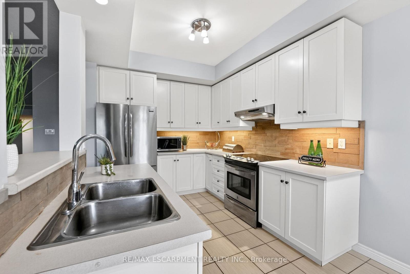 11 - 8 Lakelawn Road, Grimsby, ON - Indoor Photo Showing Kitchen With Double Sink