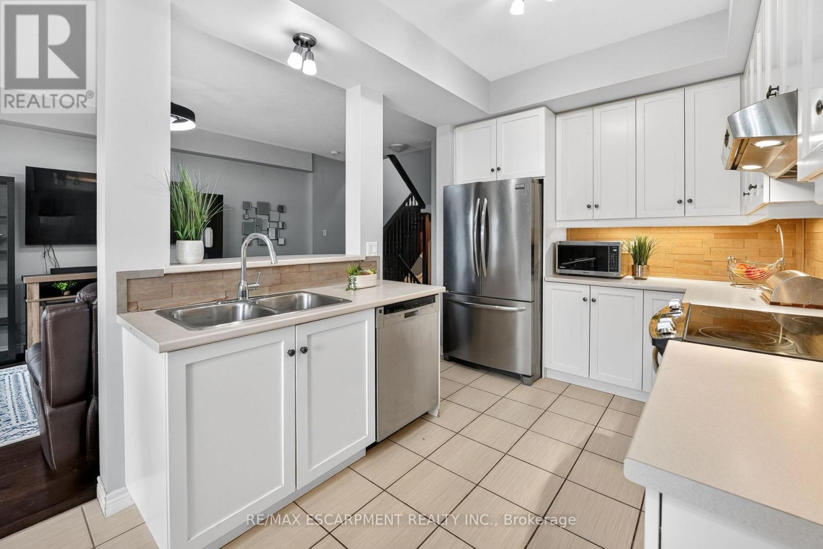 11 - 8 Lakelawn Road, Grimsby, ON - Indoor Photo Showing Kitchen With Double Sink