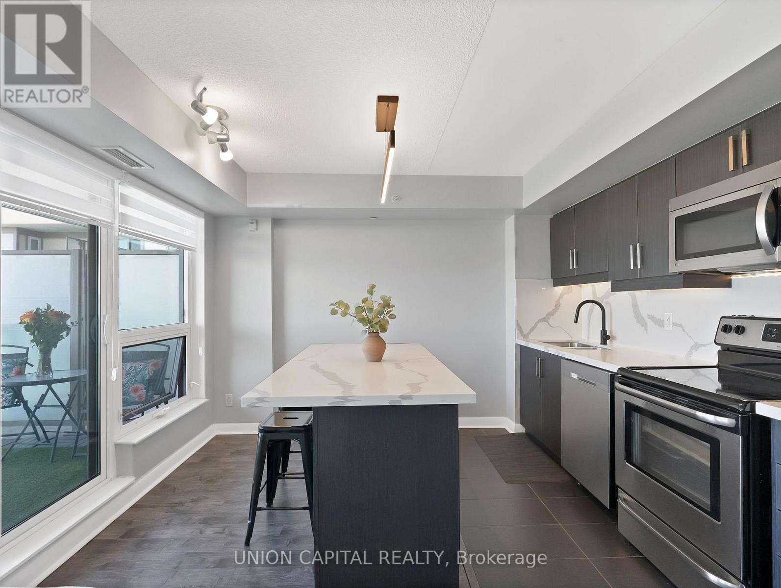 622 - 75 Norman Bethune Avenue E, Richmond Hill, ON - Indoor Photo Showing Kitchen With Upgraded Kitchen