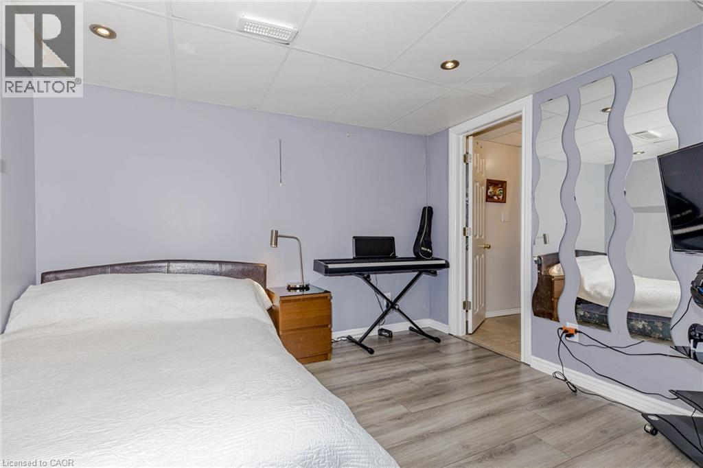 Bedroom featuring light wood-style flooring and recessed lighting - 32 Vineberg Drive, Hamilton, ON - Indoor Photo Showing Bedroom