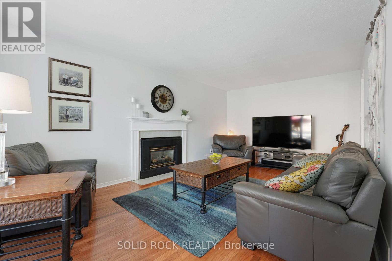 Great room with gas fireplace - 41 Framingham Crescent, Ottawa, ON - Indoor Photo Showing Living Room With Fireplace