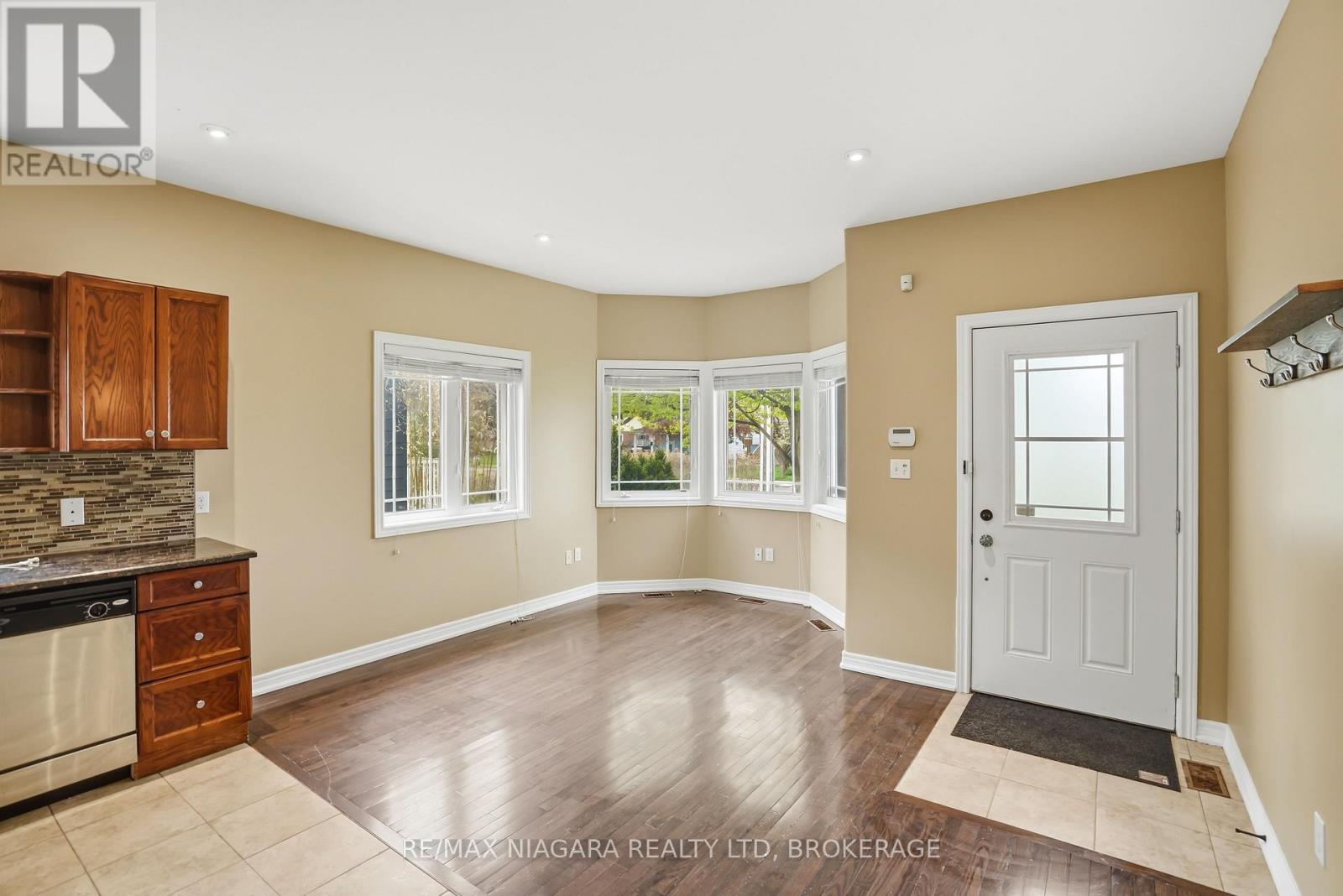 106 - 6045 Dunn Street, Niagara Falls (Dorchester), ON - Indoor