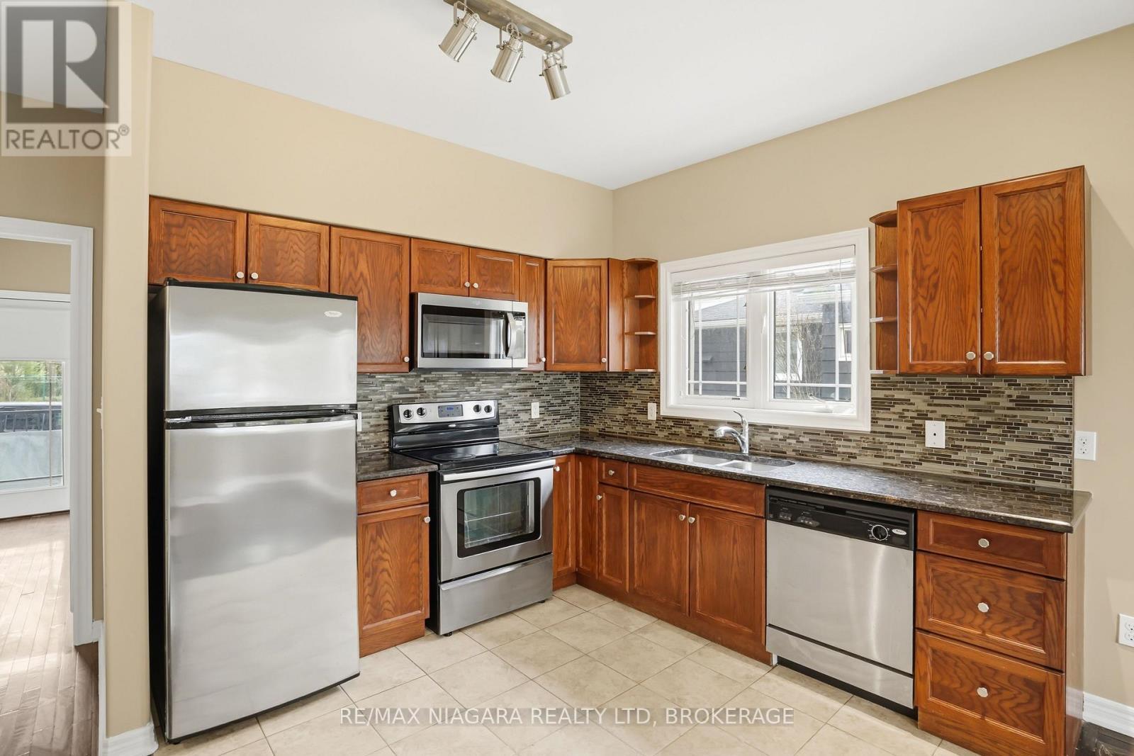 106 - 6045 Dunn Street, Niagara Falls (Dorchester), ON - Indoor Photo Showing Kitchen