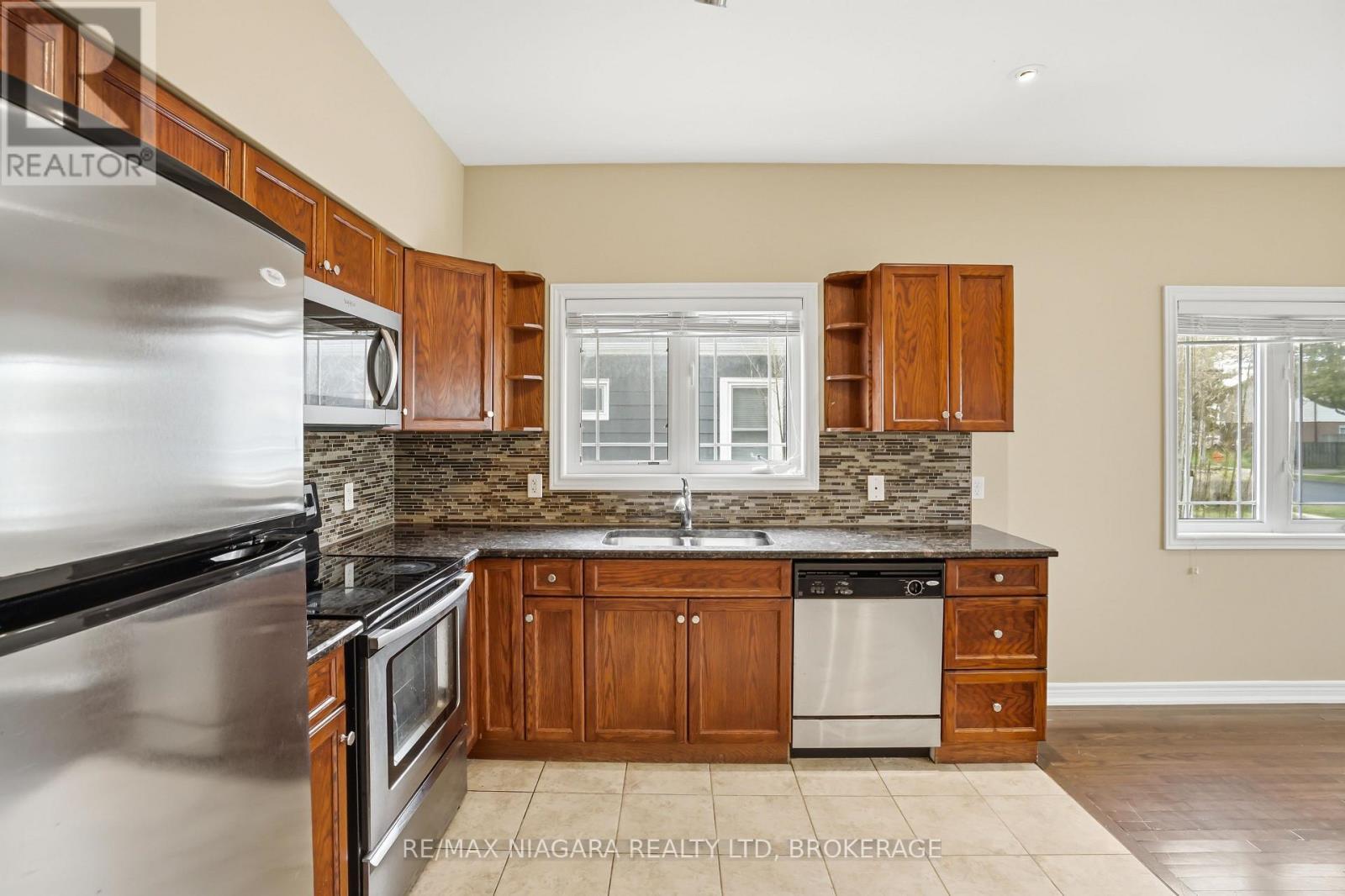 106 - 6045 Dunn Street, Niagara Falls (Dorchester), ON - Indoor Photo Showing Kitchen With Double Sink