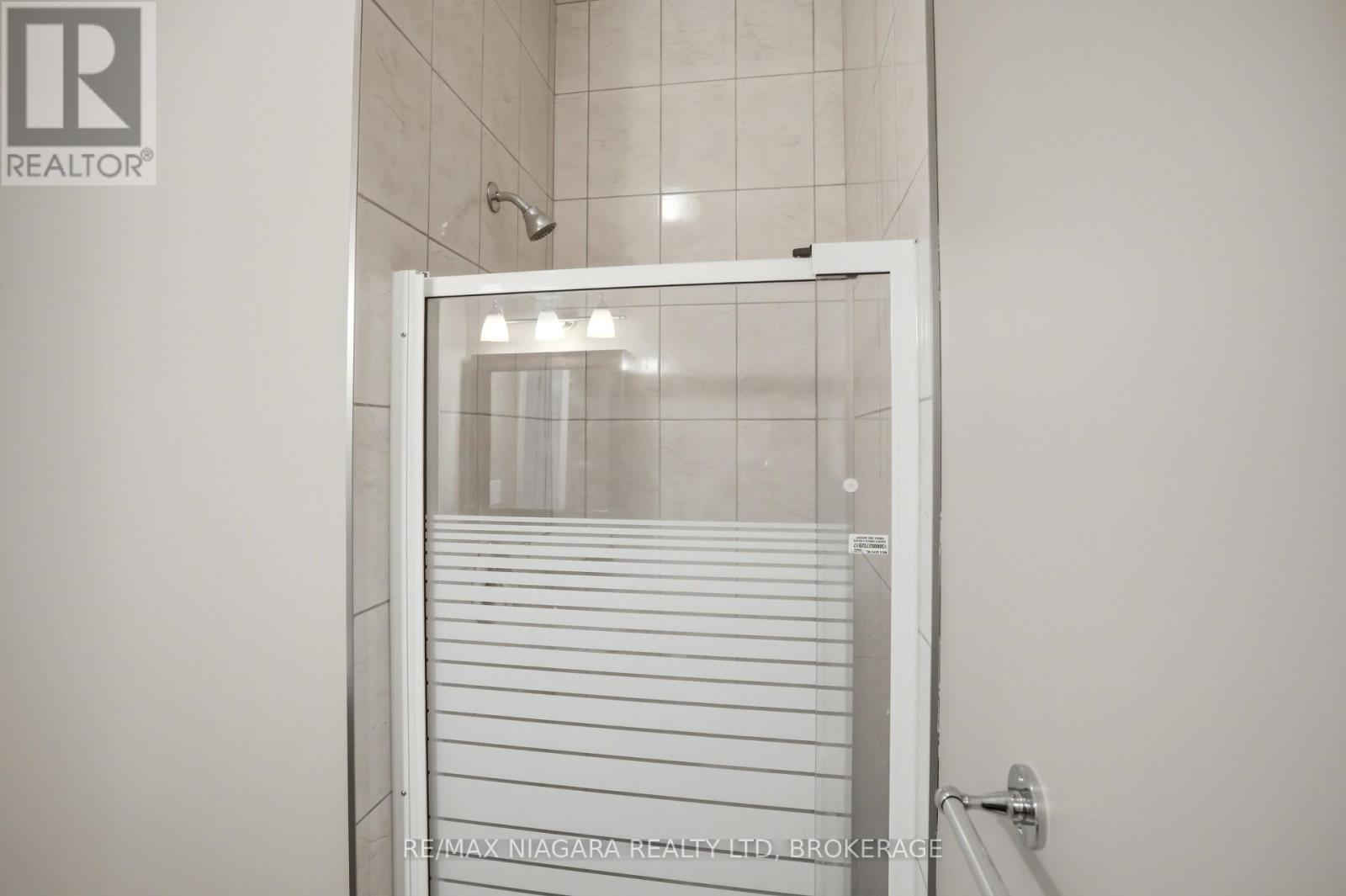 106 - 6045 Dunn Street, Niagara Falls (Dorchester), ON - Indoor Photo Showing Bathroom