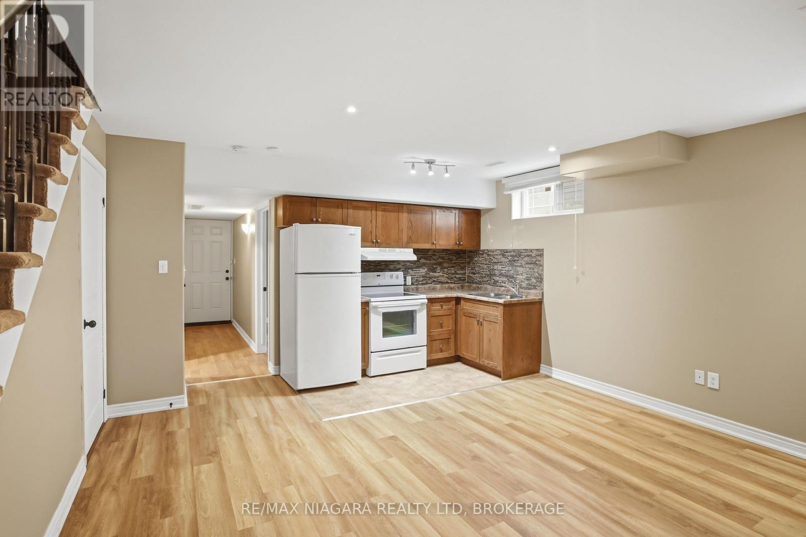106 - 6045 Dunn Street, Niagara Falls (Dorchester), ON - Indoor Photo Showing Kitchen