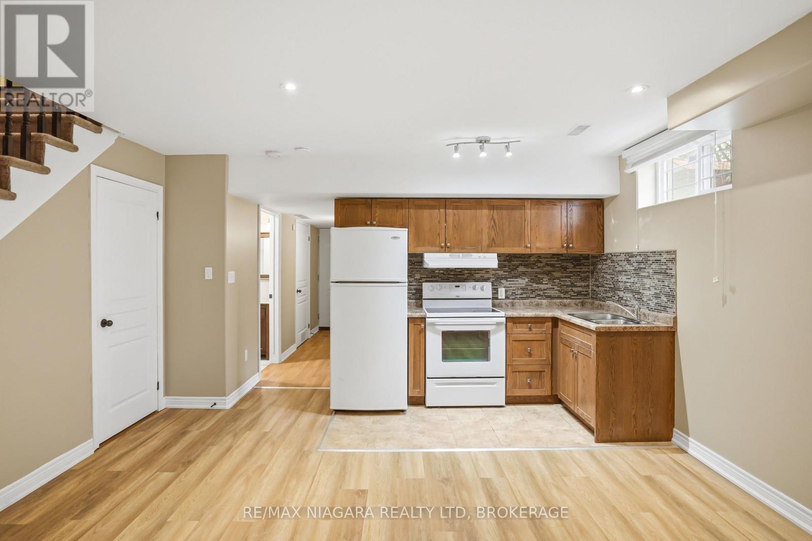 106 - 6045 Dunn Street, Niagara Falls (Dorchester), ON - Indoor Photo Showing Kitchen With Double Sink
