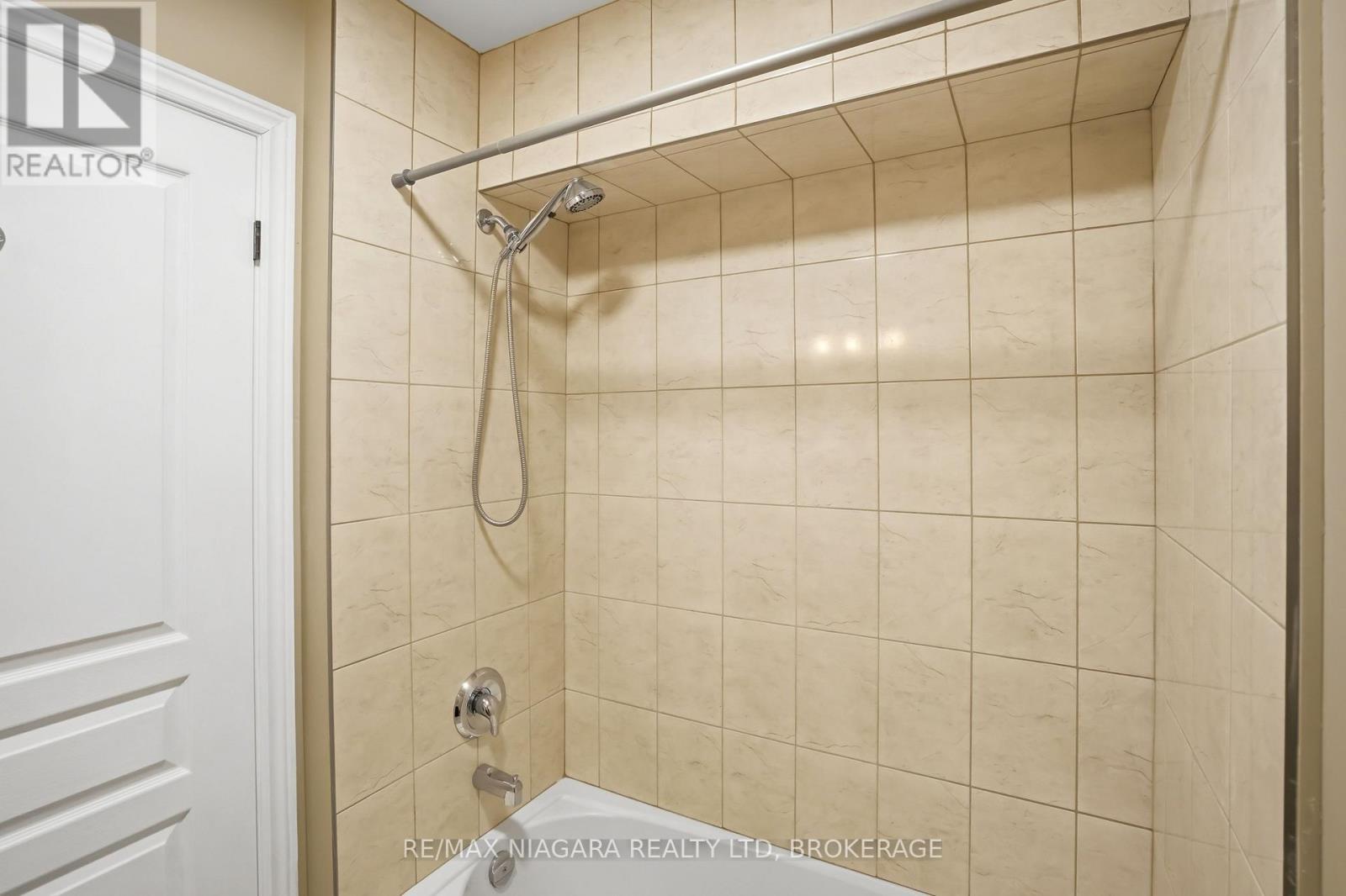 106 - 6045 Dunn Street, Niagara Falls (Dorchester), ON - Indoor Photo Showing Bathroom
