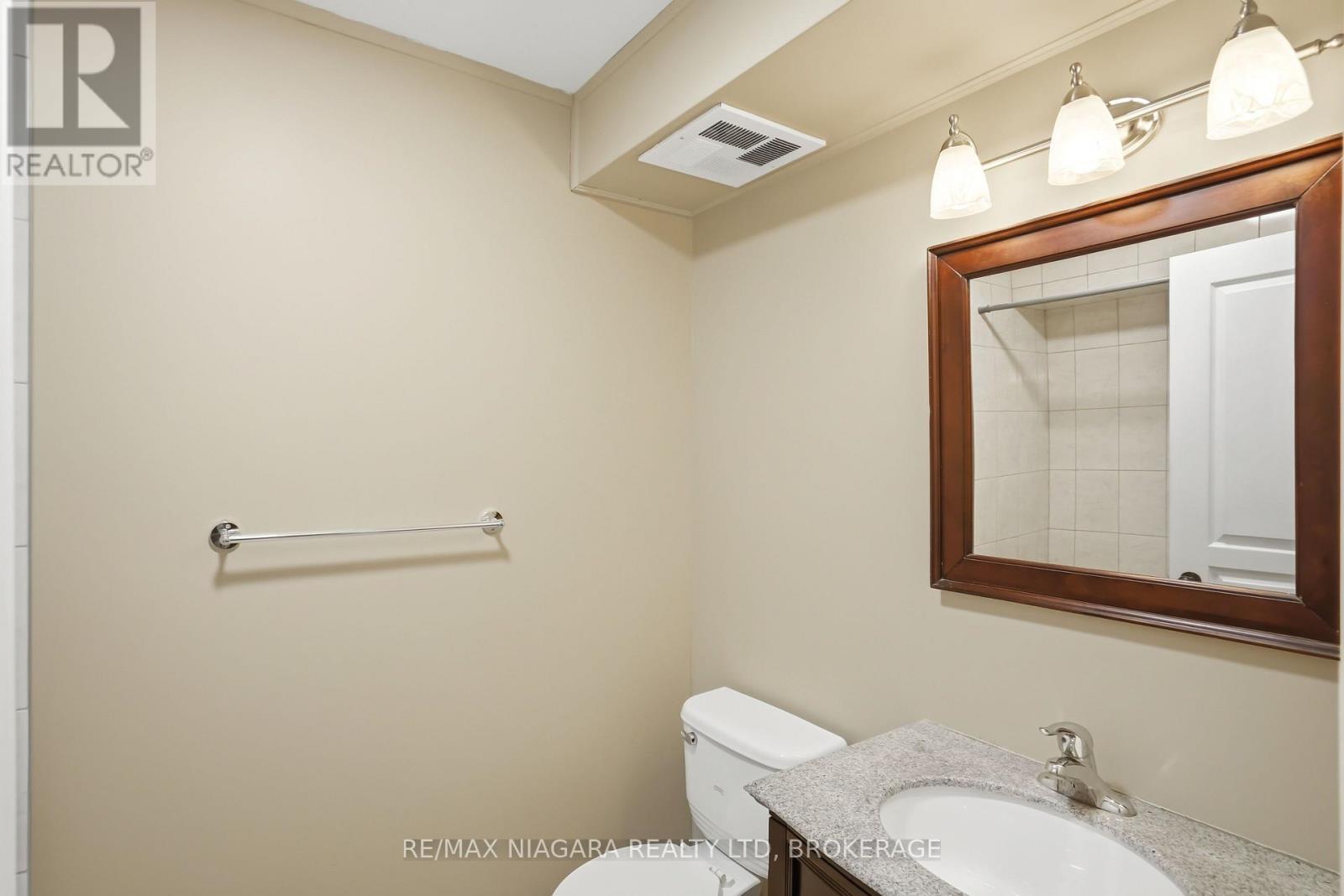 106 - 6045 Dunn Street, Niagara Falls (Dorchester), ON - Indoor Photo Showing Bathroom