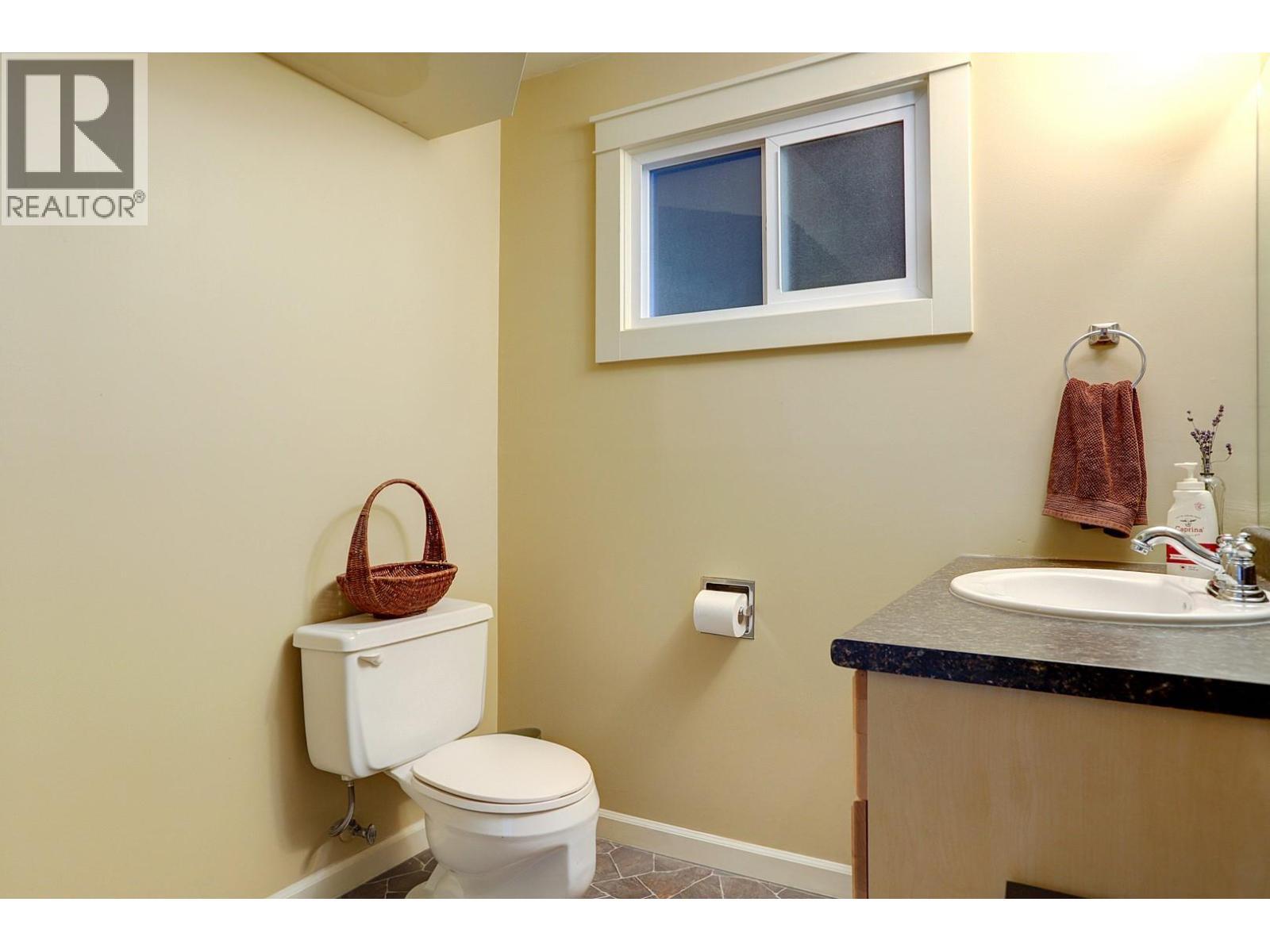8308 Kalview Drive, Coldstream, BC - Indoor Photo Showing Bathroom
