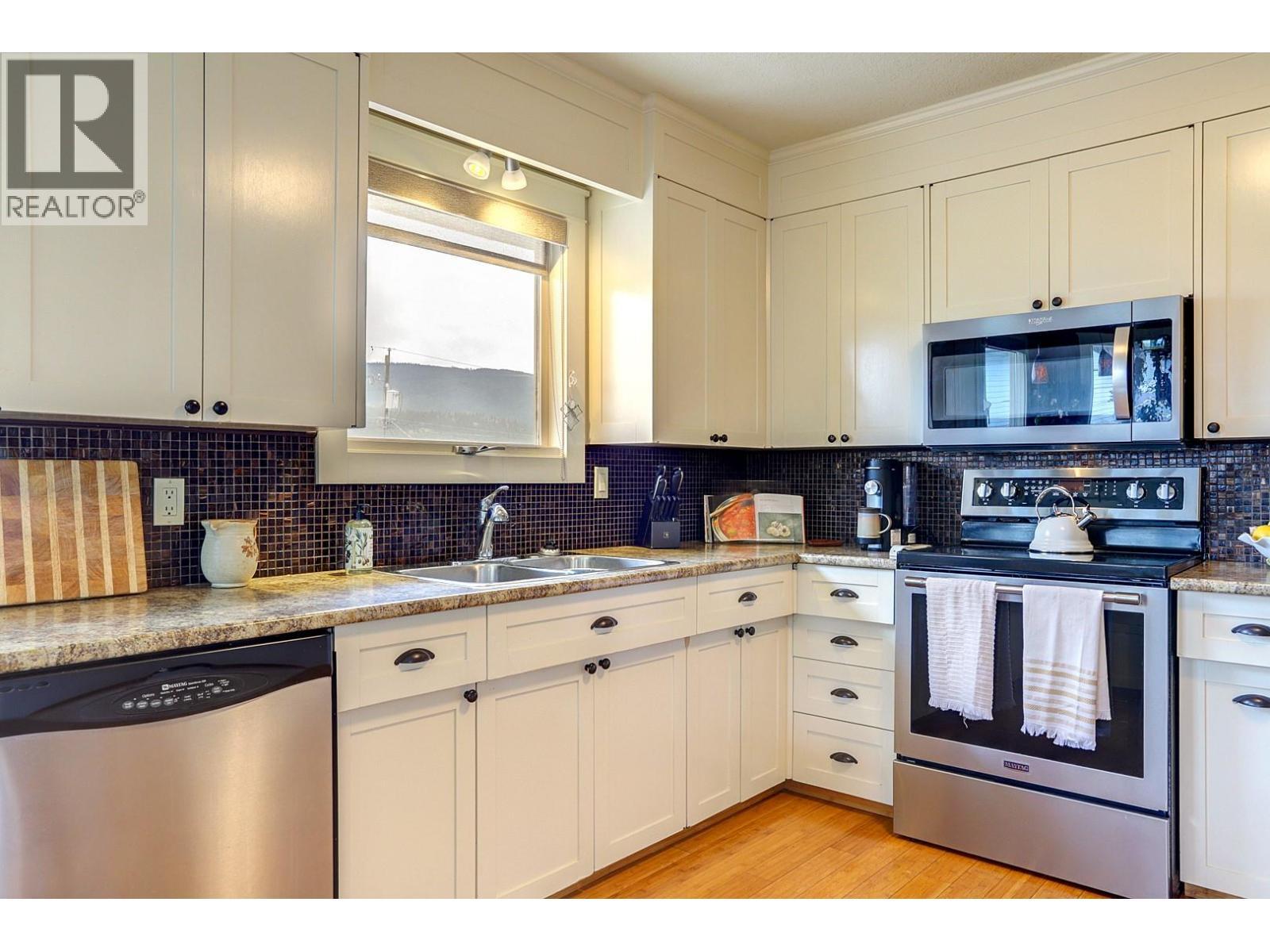 8308 Kalview Drive, Coldstream, BC - Indoor Photo Showing Kitchen With Double Sink