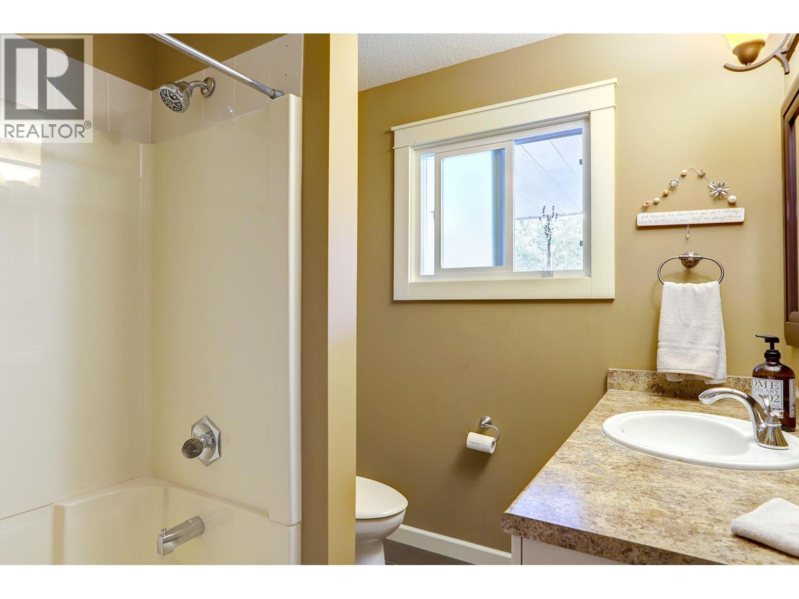 8308 Kalview Drive, Coldstream, BC - Indoor Photo Showing Bathroom