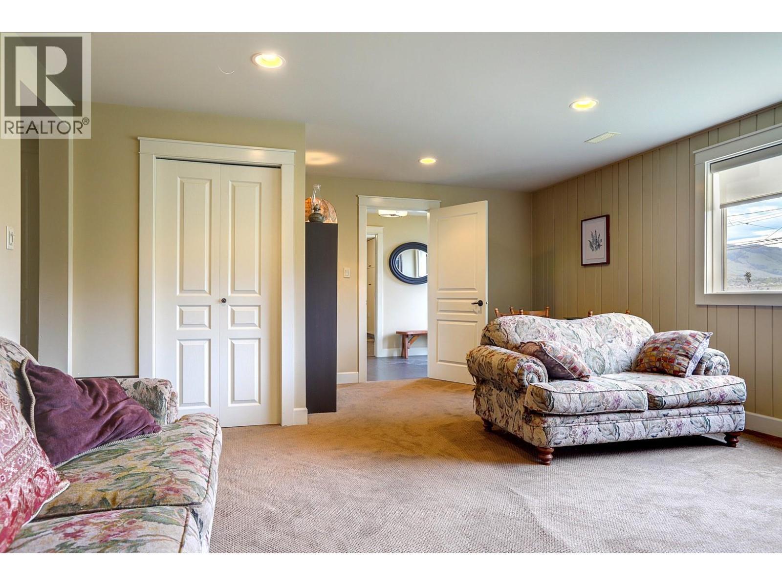 8308 Kalview Drive, Coldstream, BC - Indoor Photo Showing Living Room