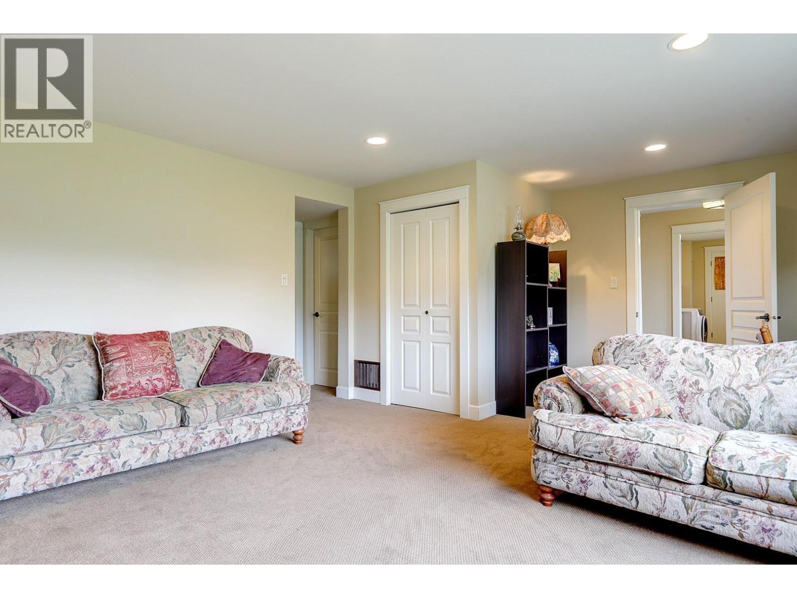 8308 Kalview Drive, Coldstream, BC - Indoor Photo Showing Living Room