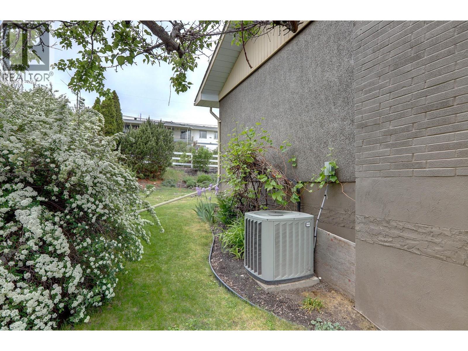 8308 Kalview Drive, Coldstream, BC - Outdoor