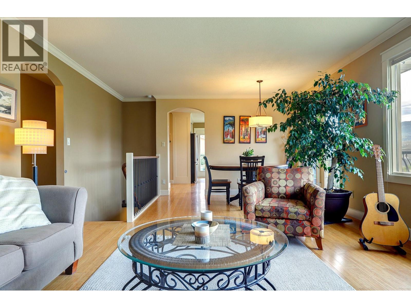 8308 Kalview Drive, Coldstream, BC - Indoor Photo Showing Living Room