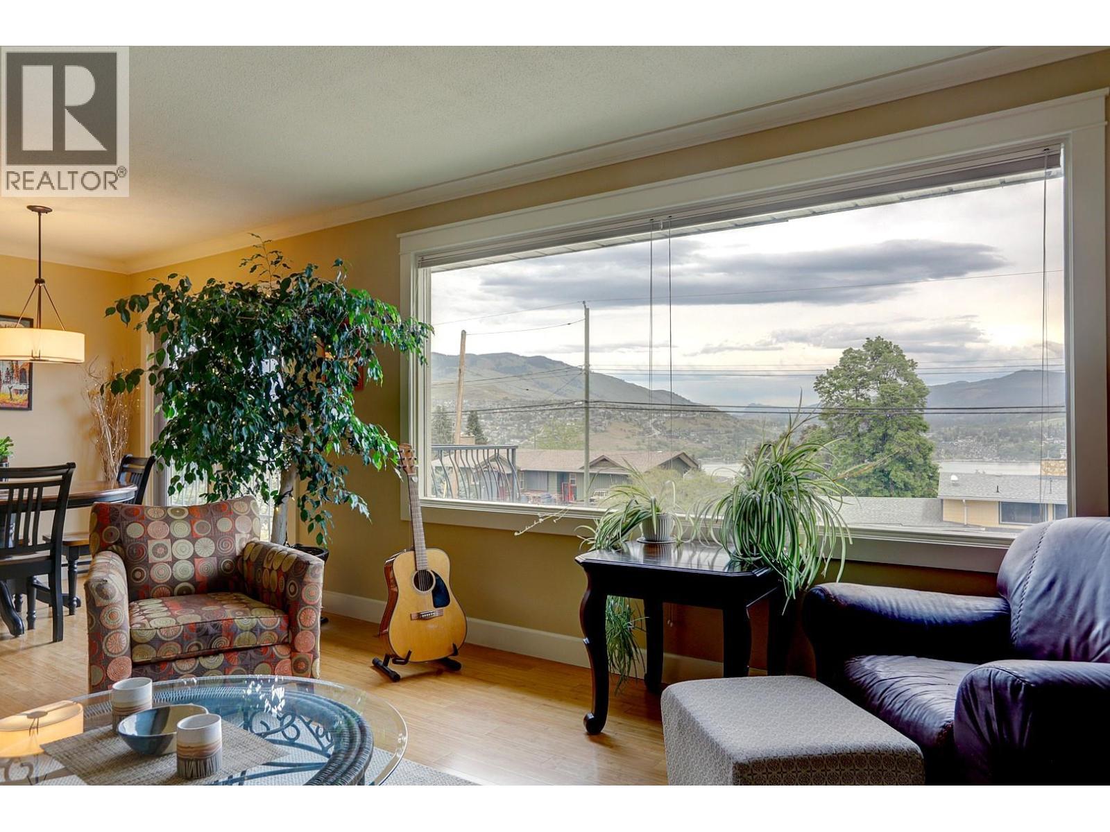 8308 Kalview Drive, Coldstream, BC - Indoor Photo Showing Living Room