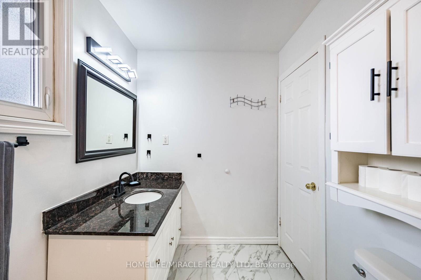 794 Stone Church Road E, Hamilton, ON - Indoor Photo Showing Bathroom