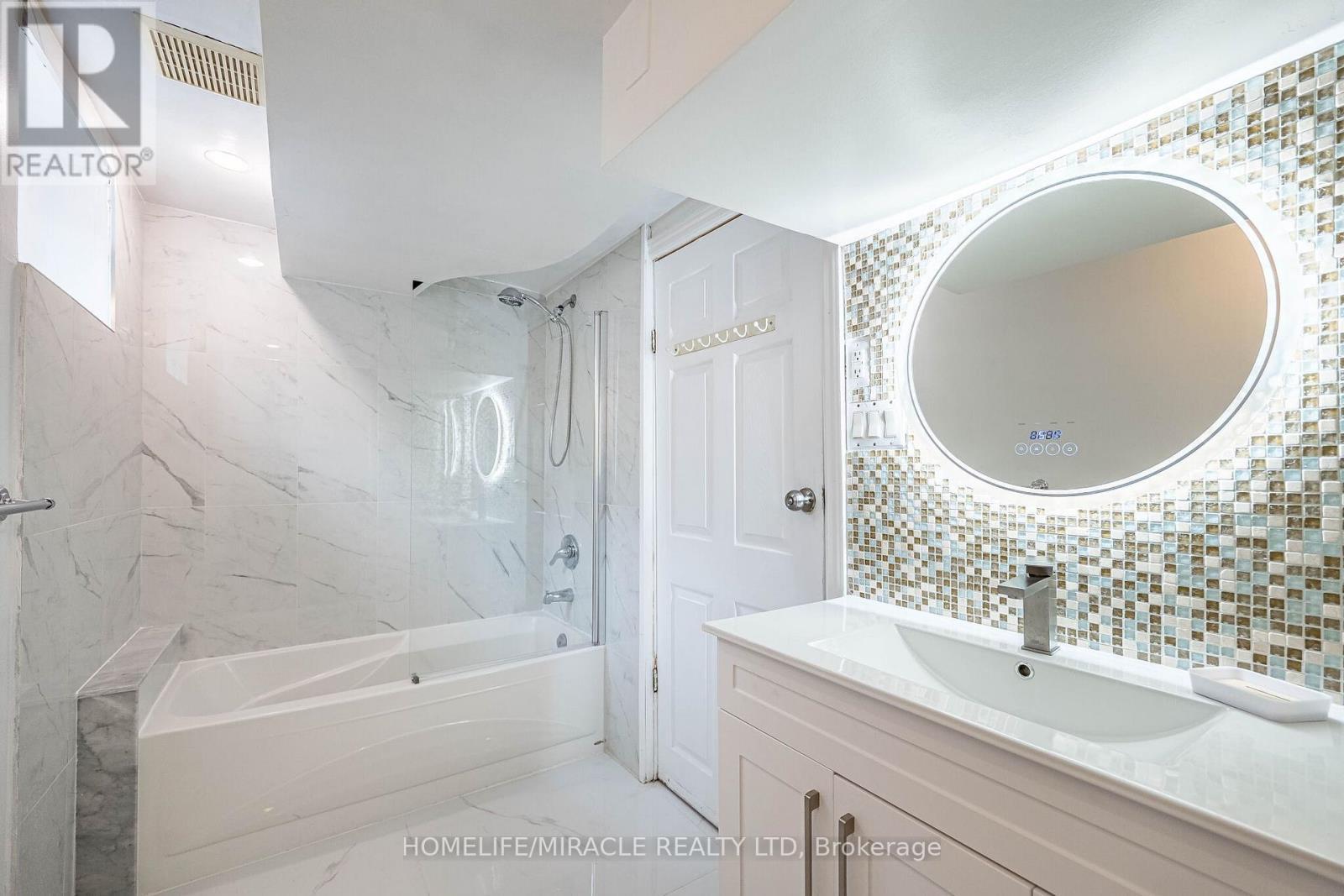 794 Stone Church Road E, Hamilton, ON - Indoor Photo Showing Bathroom