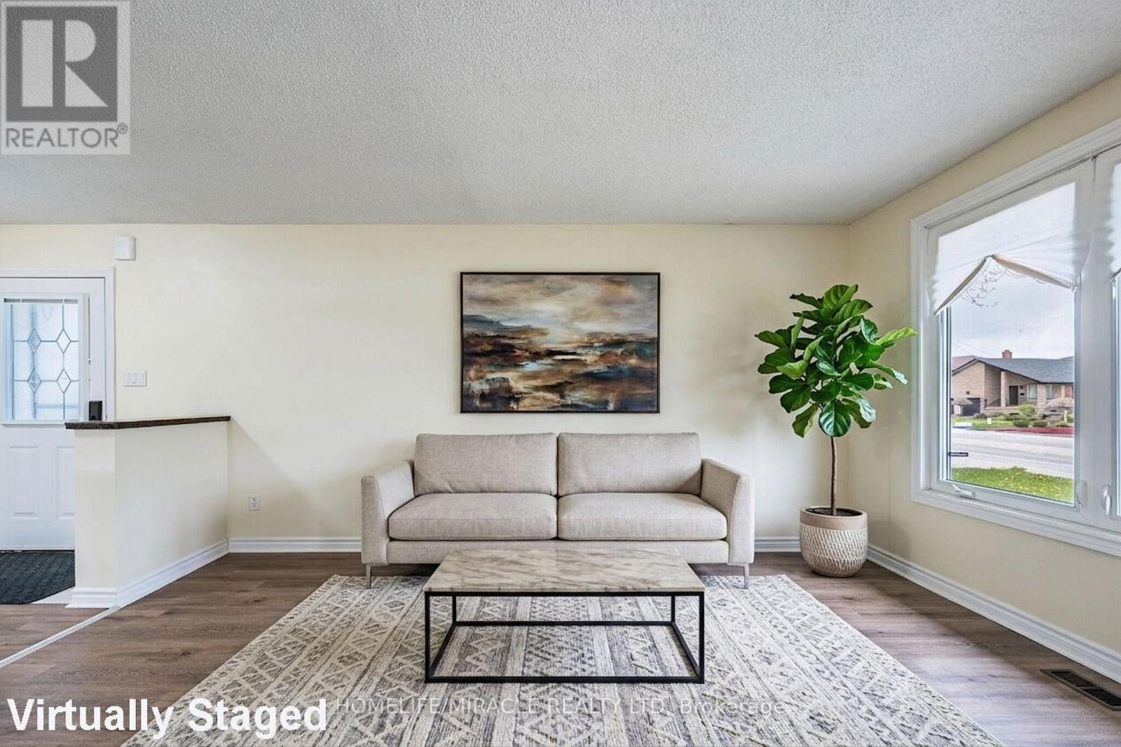 794 Stone Church Road E, Hamilton, ON - Indoor Photo Showing Living Room